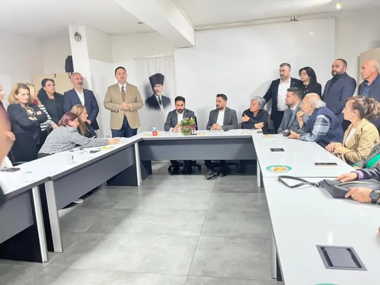 CHP Keçiören Kadın Kolu, Milletvekili Umut Akdoğan'ı Ağırladı CHP Keçiören Kadın Kolu, Milletvekili Umut Akdoğan'ı Ağırladı