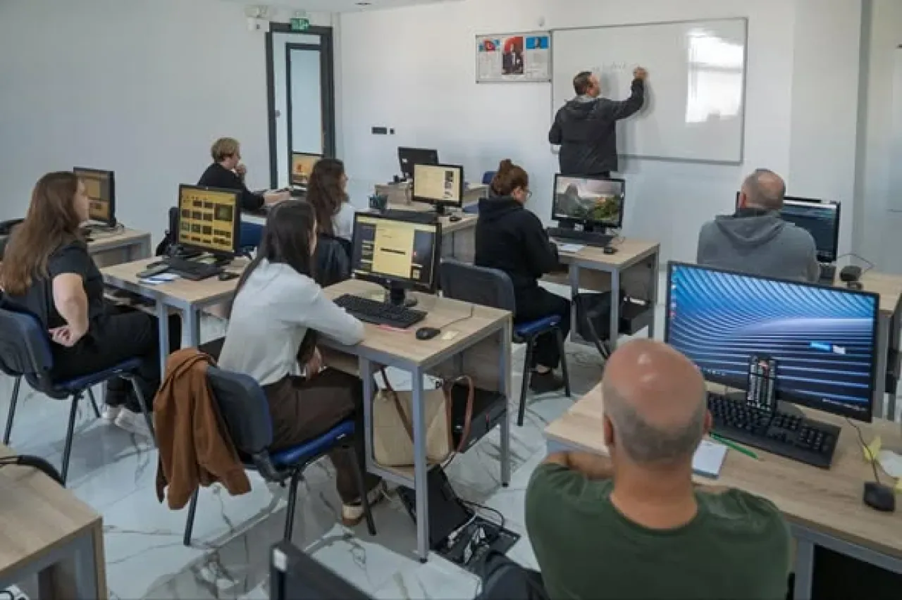 İzmir'de Mobilya Sektörü İçin Ücretsiz Mesleki Eğitimler Başladı İzmir'de Mobilya Sektörü İçin Ücretsiz Mesleki Eğitimler Başladı