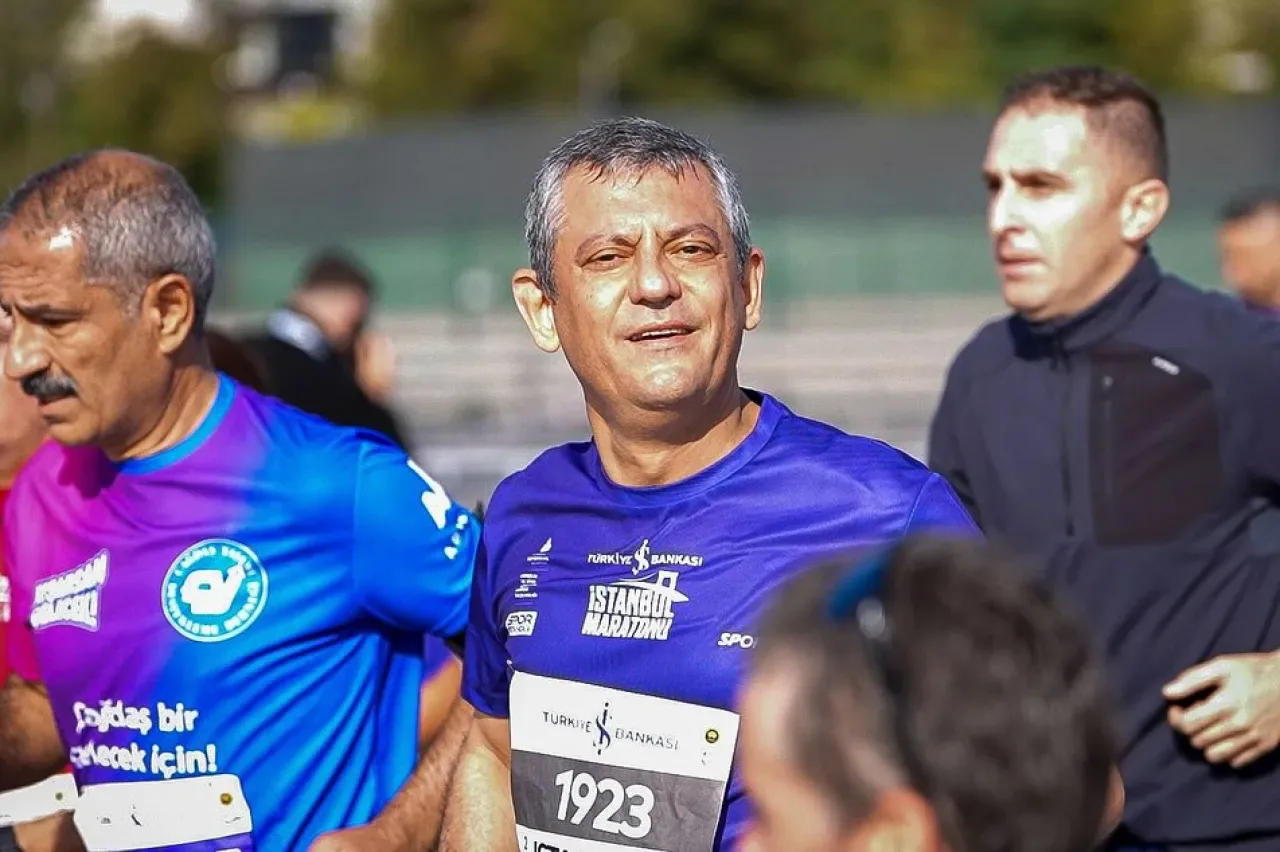 CHP Genel Başkanı Özgür Özel, 47. İstanbul Maratonu'nda Eğitimde Eşitlik İçin Koştu CHP Genel Başkanı Özgür Özel, 47. İstanbul Maratonu'nda Eğitimde Eşitlik İçin Koştu