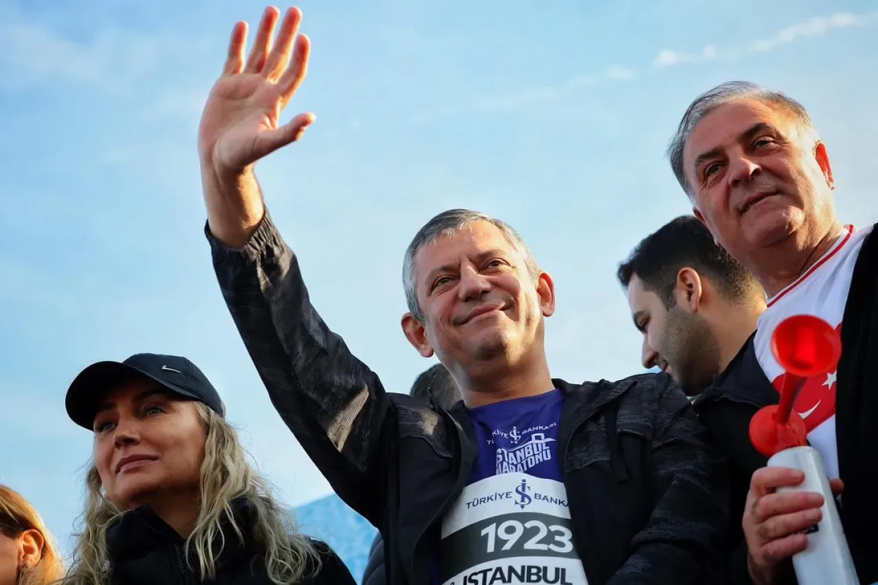 CHP Genel Başkanı Özgür Özel, 47. İstanbul Maratonu'nda Çağdaş Yaşamı Destekleme Derneği İçin Koştu CHP Genel Başkanı Özgür Özel, 47. İstanbul Maratonu'nda Çağdaş Yaşamı Destekleme Derneği İçin Koştu
