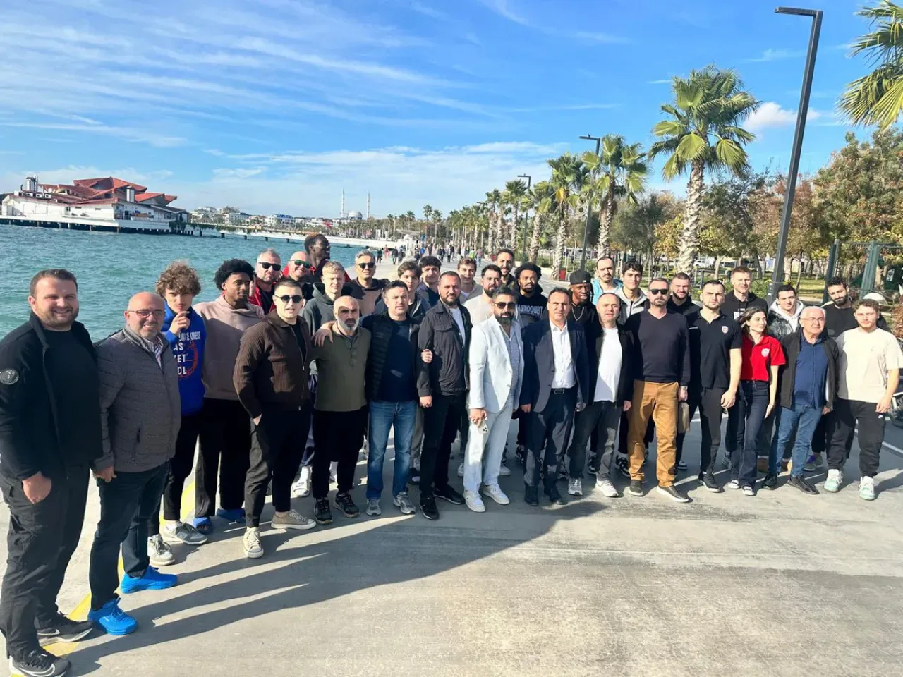 Büyükçekmece Basketbol Takımı'na Kaymakam Tuna'dan Moral Ziyareti Büyükçekmece Basketbol Takımı'na Kaymakam Tuna'dan Moral Ziyareti