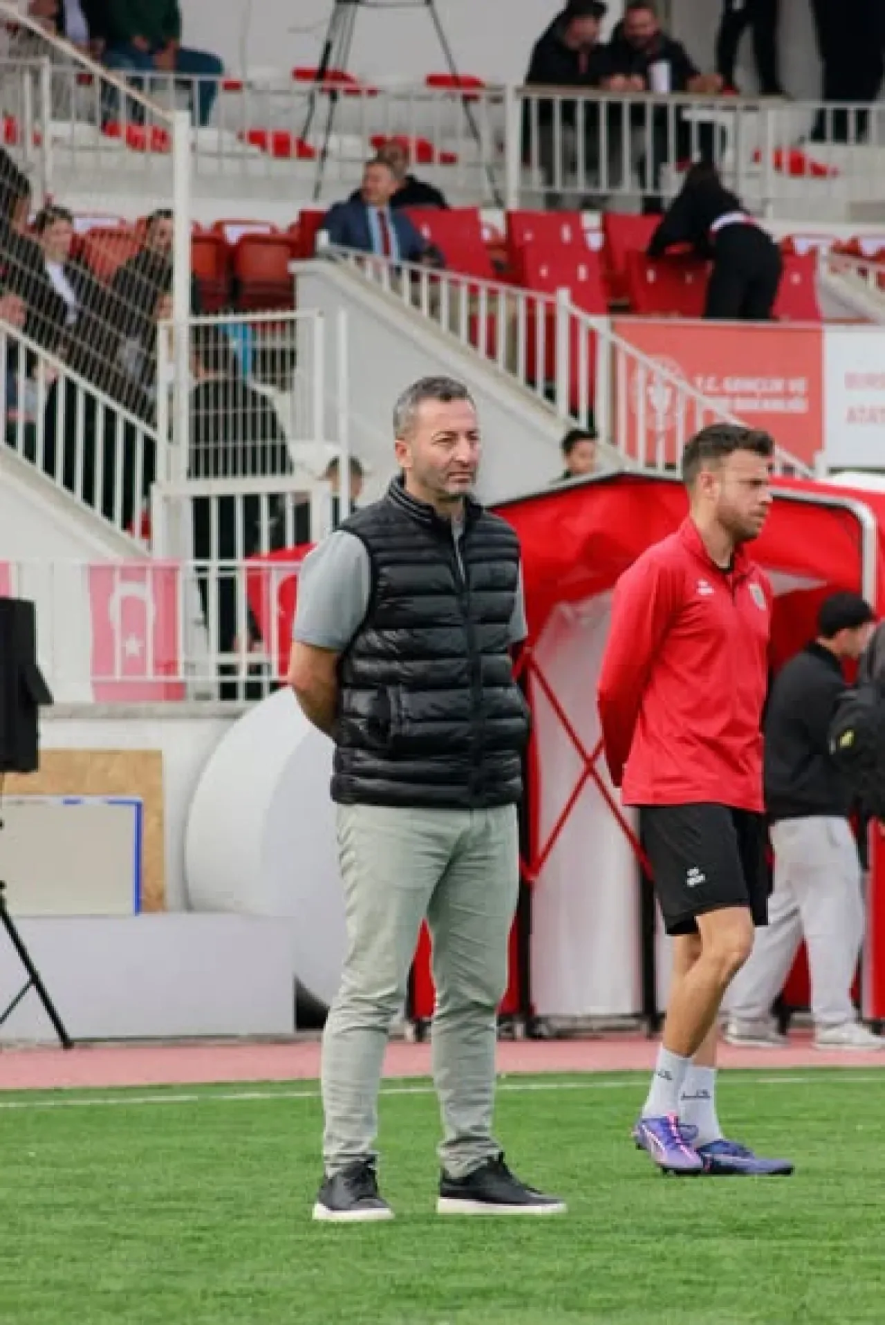 Bursa İznikspor, Gemlik Atatürk Stadyumu'nda Sahada Bursa İznikspor, Gemlik Atatürk Stadyumu'nda Sahada