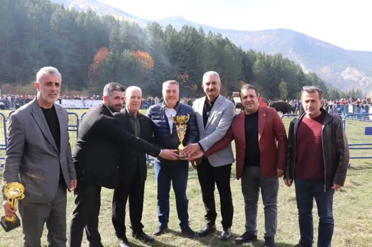 CHP'li Yeşiltaş ve Bozbey, Kestel'deki Boğa Güreşleri'ne Katıldı CHP'li Yeşiltaş ve Bozbey, Kestel'deki Boğa Güreşleri'ne Katıldı