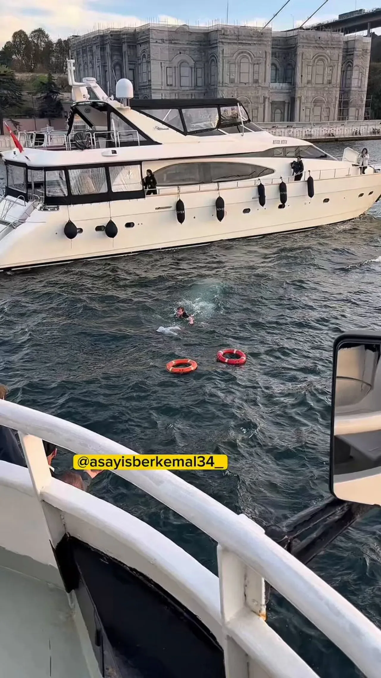 Üsküdar'da Feribottan Denize Düşen Kadın, Vatandaşın Cesur Müdahalesiyle Kurtarıldı Üsküdar'da Feribottan Denize Düşen Kadın, Vatandaşın Cesur Müdahalesiyle Kurtarıldı