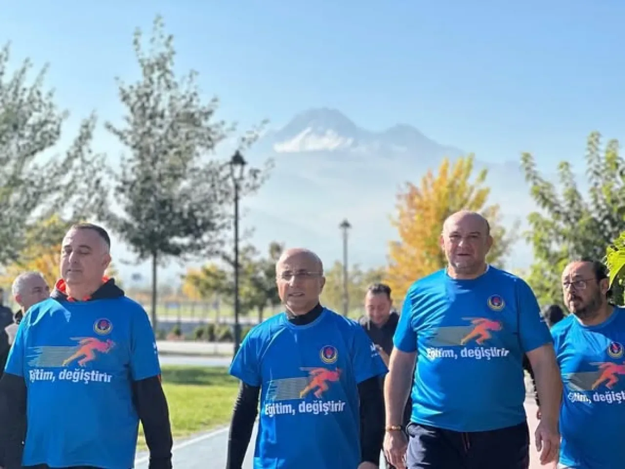 CHP'li Aşkın Genç, Depremzede Öğrenciler İçin TED ile Koştu CHP'li Aşkın Genç, Depremzede Öğrenciler İçin TED ile Koştu