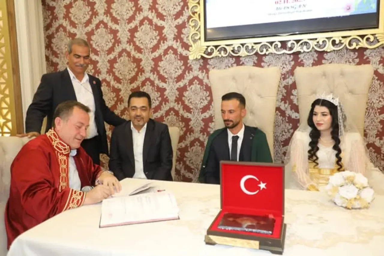 Nizip Belediye Başkanı Ali Doğan, Genç Çiftin Nikahını Kıydı Nizip Belediye Başkanı Ali Doğan, Genç Çiftin Nikahını Kıydı