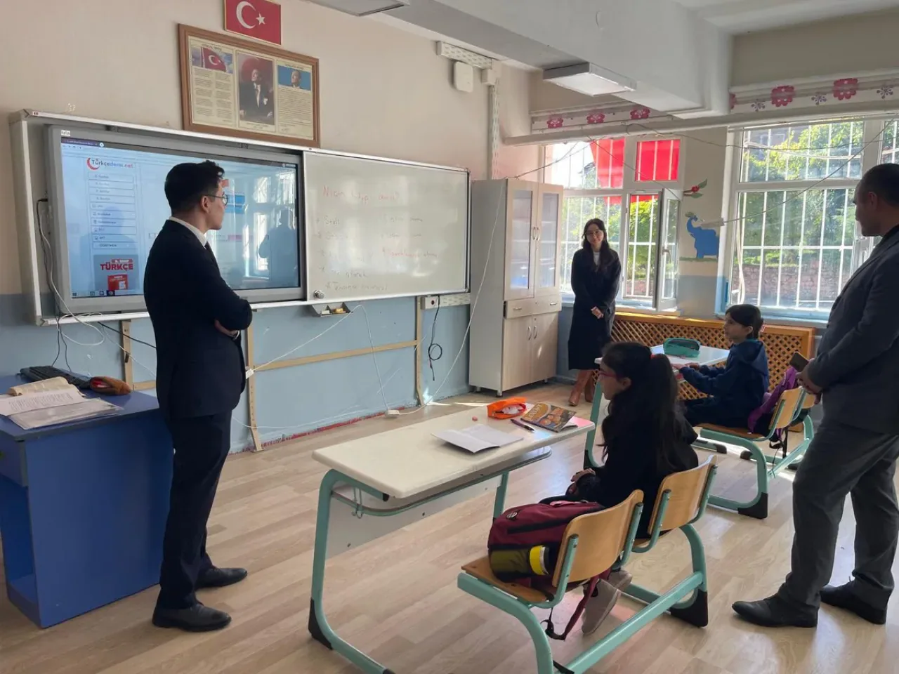 Bursa Büyükorhan Kaymakamı Kınık İlk Ortaokulu'nu Ziyaret Etti Bursa Büyükorhan Kaymakamı Kınık İlk Ortaokulu'nu Ziyaret Etti