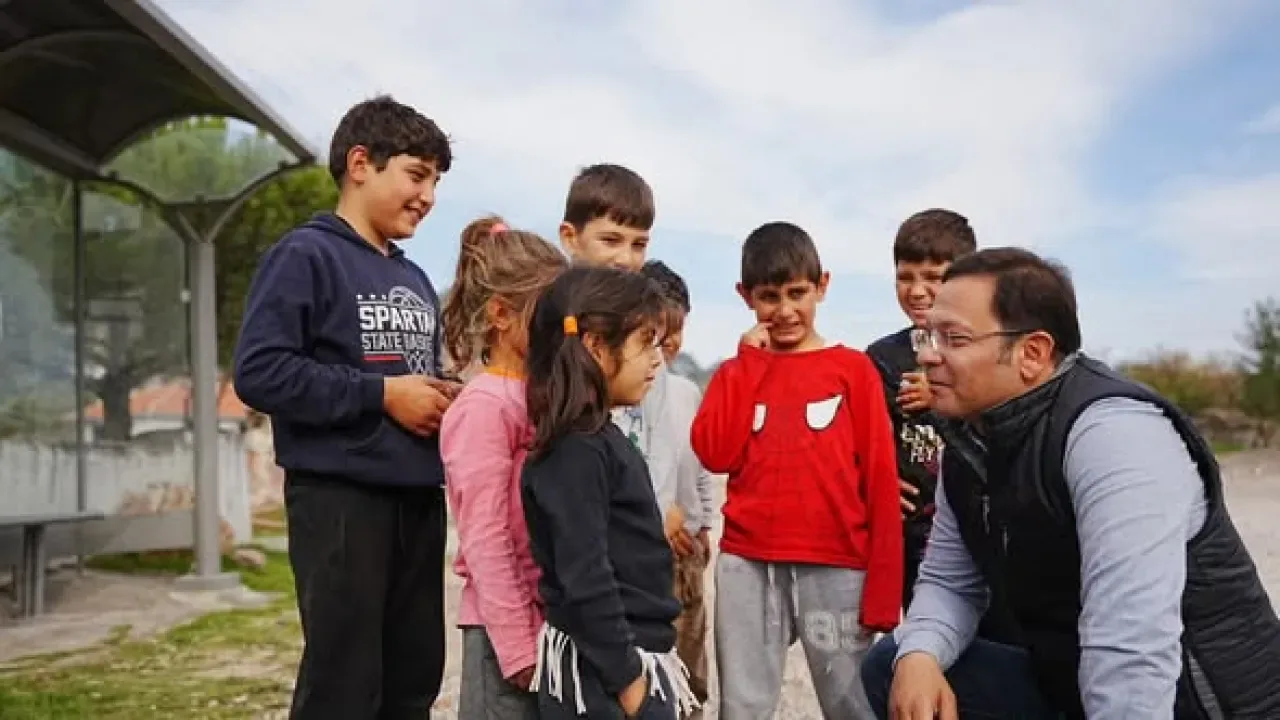 Sındırgı Belediye Başkanı, Kertil Mahallesi'ndeki Depremzedeleri Ziyaret Etti Sındırgı Belediye Başkanı, Kertil Mahallesi'ndeki Depremzedeleri Ziyaret Etti