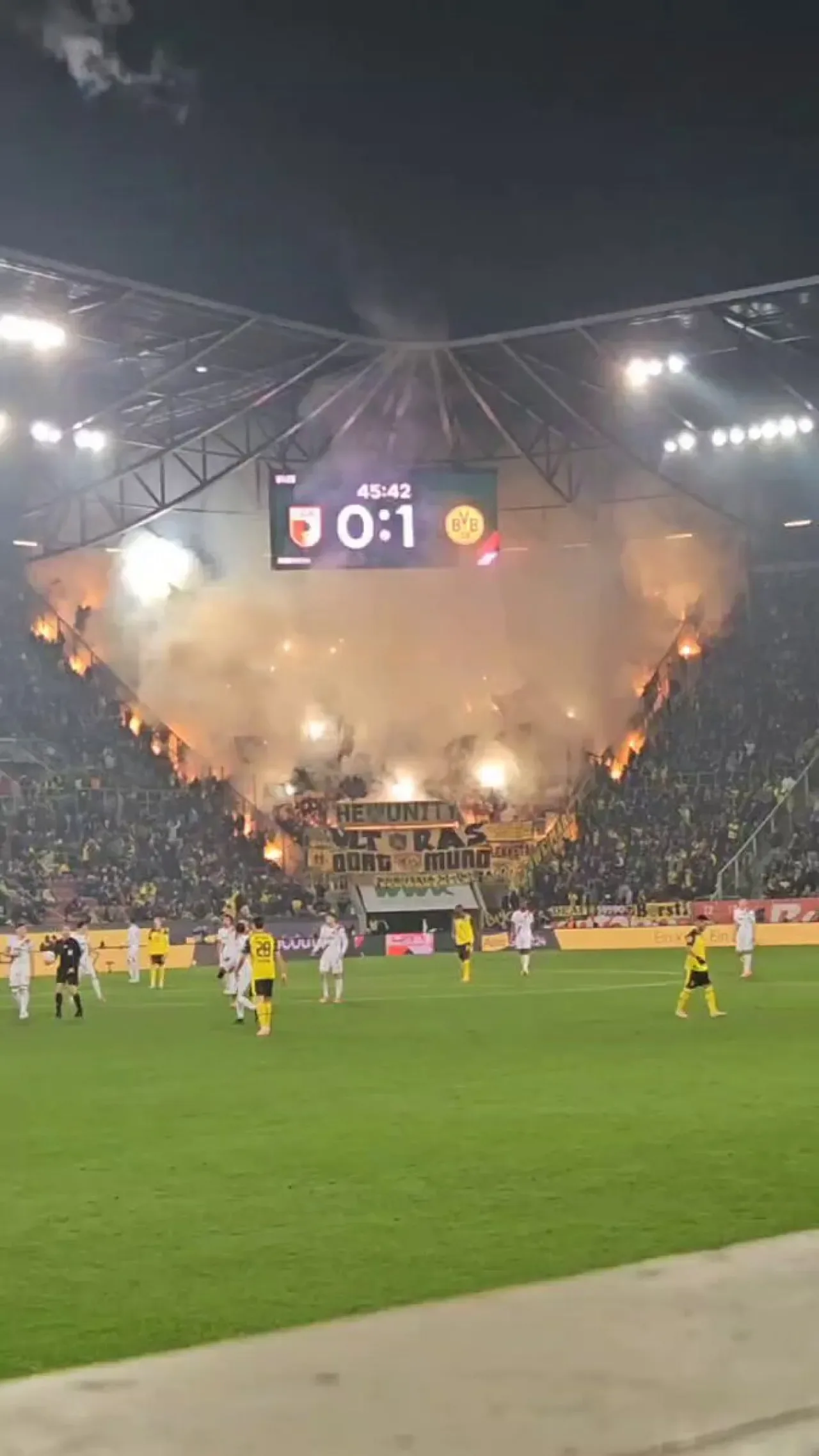 Dortmund Taraftarları Augsburg Maçında Tribünleri Sarı-Siyah'a Boyadı Dortmund Taraftarları Augsburg Maçında Tribünleri Sarı-Siyah'a Boyadı