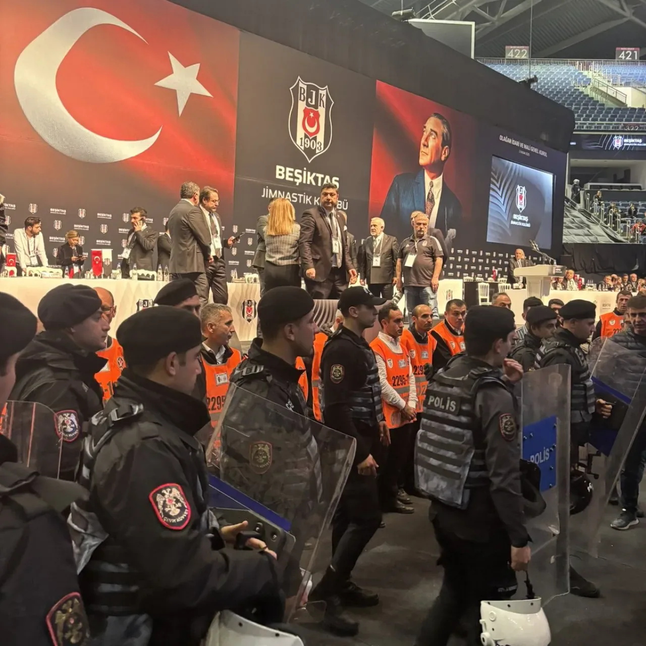 Beşiktaş Kongresinde Gergin Anlar: Çevik Kuvvet Görevlendirildi Beşiktaş Kongresinde Gergin Anlar: Çevik Kuvvet Görevlendirildi