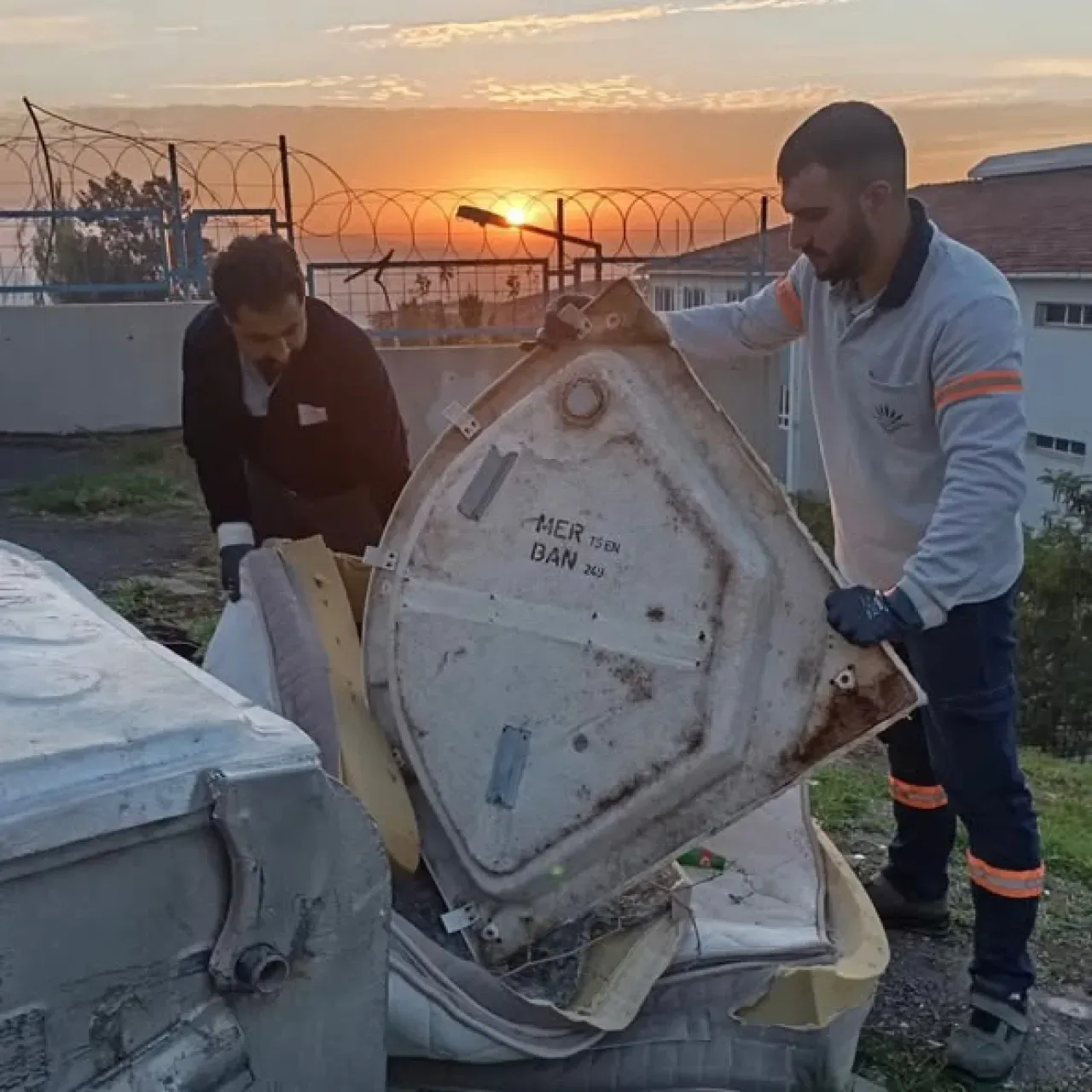 Karabağlar'da Sokak Temizliği İçin 7 Kamyon Mobilya Atığı Toplandı Karabağlar'da Sokak Temizliği İçin 7 Kamyon Mobilya Atığı Toplandı