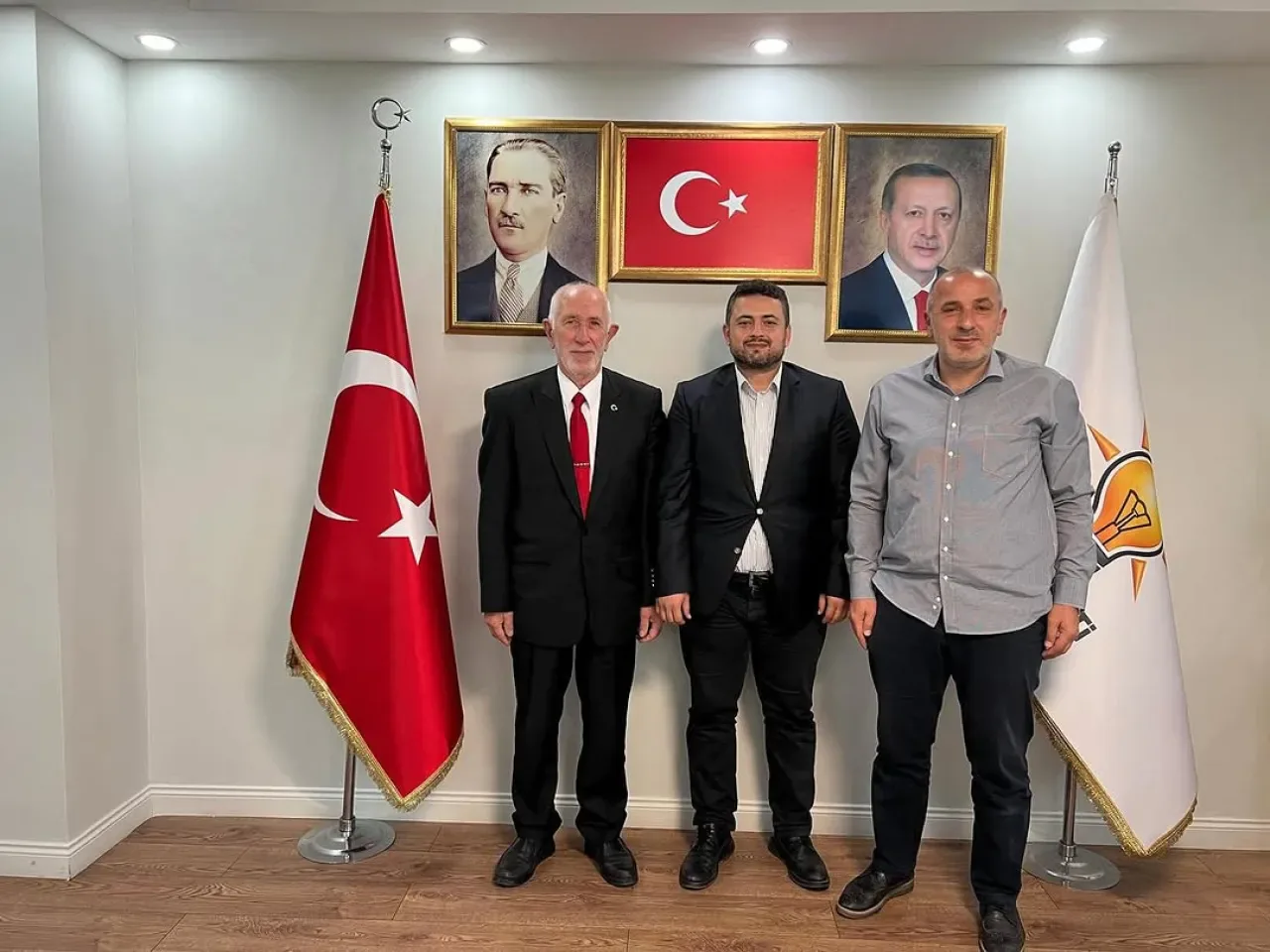 Bahçelievler'de AK Parti İlçe Başkanlığı'na Ziyaret Bahçelievler'de AK Parti İlçe Başkanlığı'na Ziyaret
