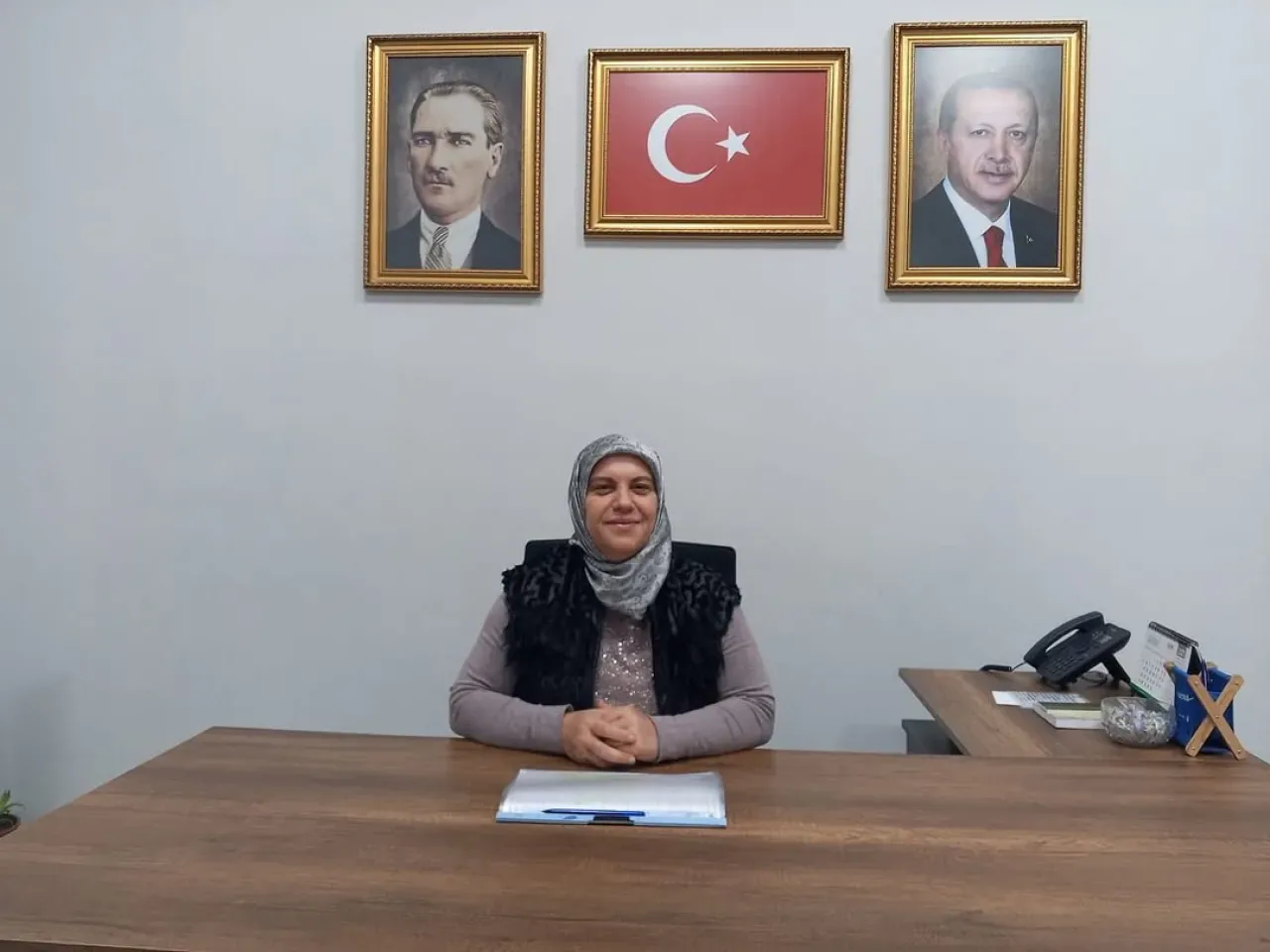 Gölbaşı AK Parti İlçe Başkanlığı Vatandaşları Bekliyor Gölbaşı AK Parti İlçe Başkanlığı Vatandaşları Bekliyor