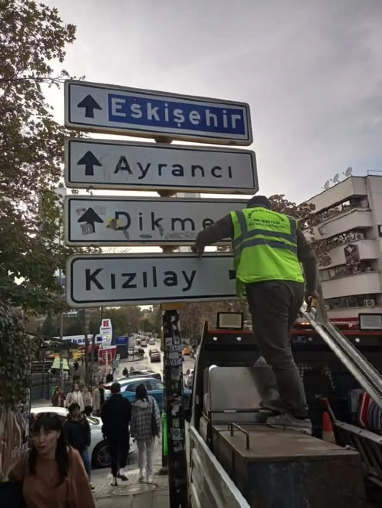 Kızılay Meydanı'nın İkonik Tabelası Yerine Geri Döndü Kızılay Meydanı'nın İkonik Tabelası Yerine Geri Döndü