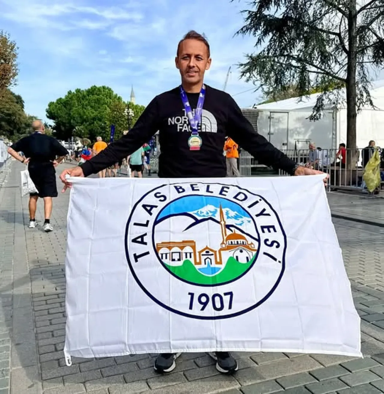 Talas Belediyesi Personeli Volkan Gündüz, İstanbul Maratonu'nu Başarıyla Tamamladı Talas Belediyesi Personeli Volkan Gündüz, İstanbul Maratonu'nu Başarıyla Tamamladı