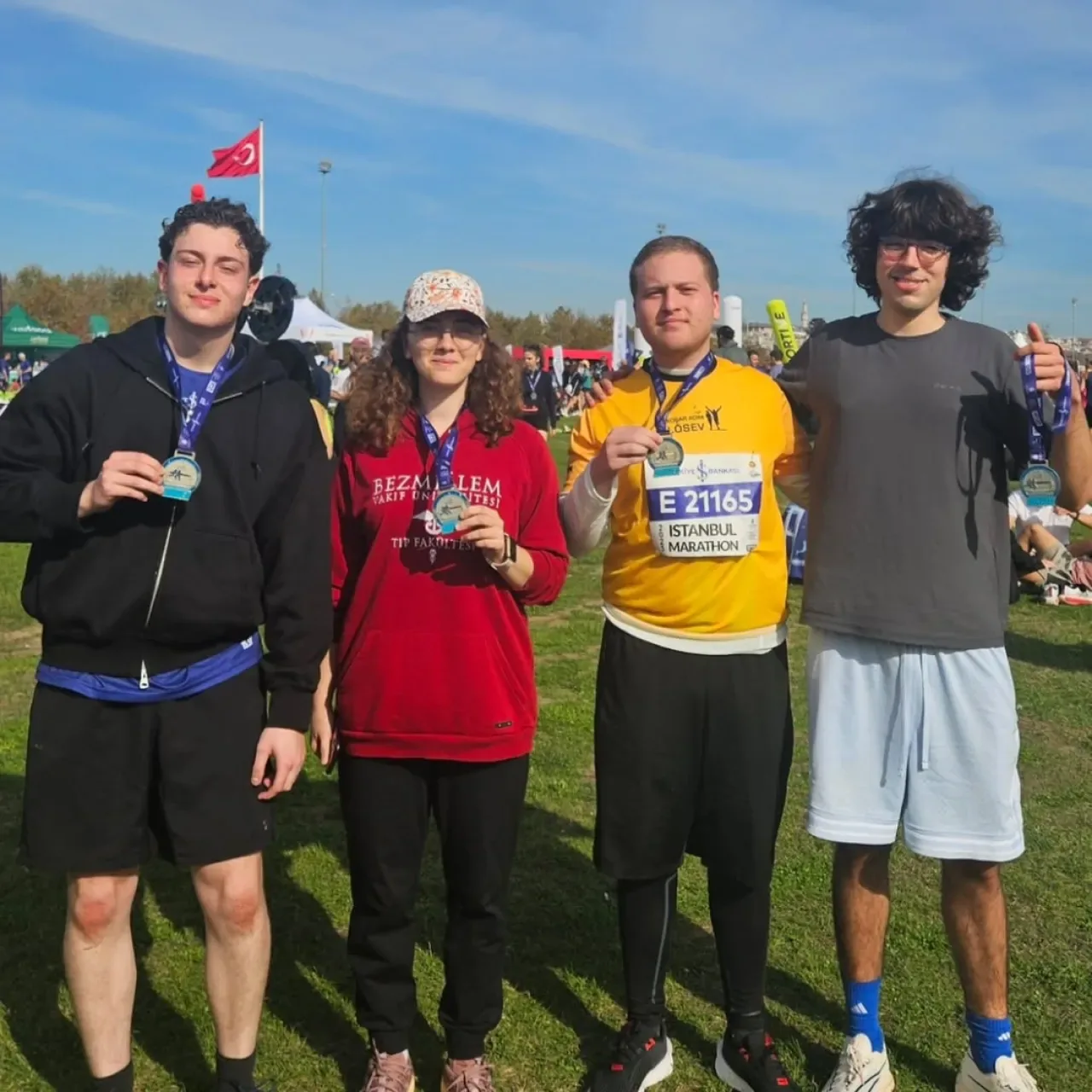 Bezmialem Extreme Sporlar Kulübü, 47. İstanbul Maratonu'ndan Madalyalarla Döndü Bezmialem Extreme Sporlar Kulübü, 47. İstanbul Maratonu'ndan Madalyalarla Döndü