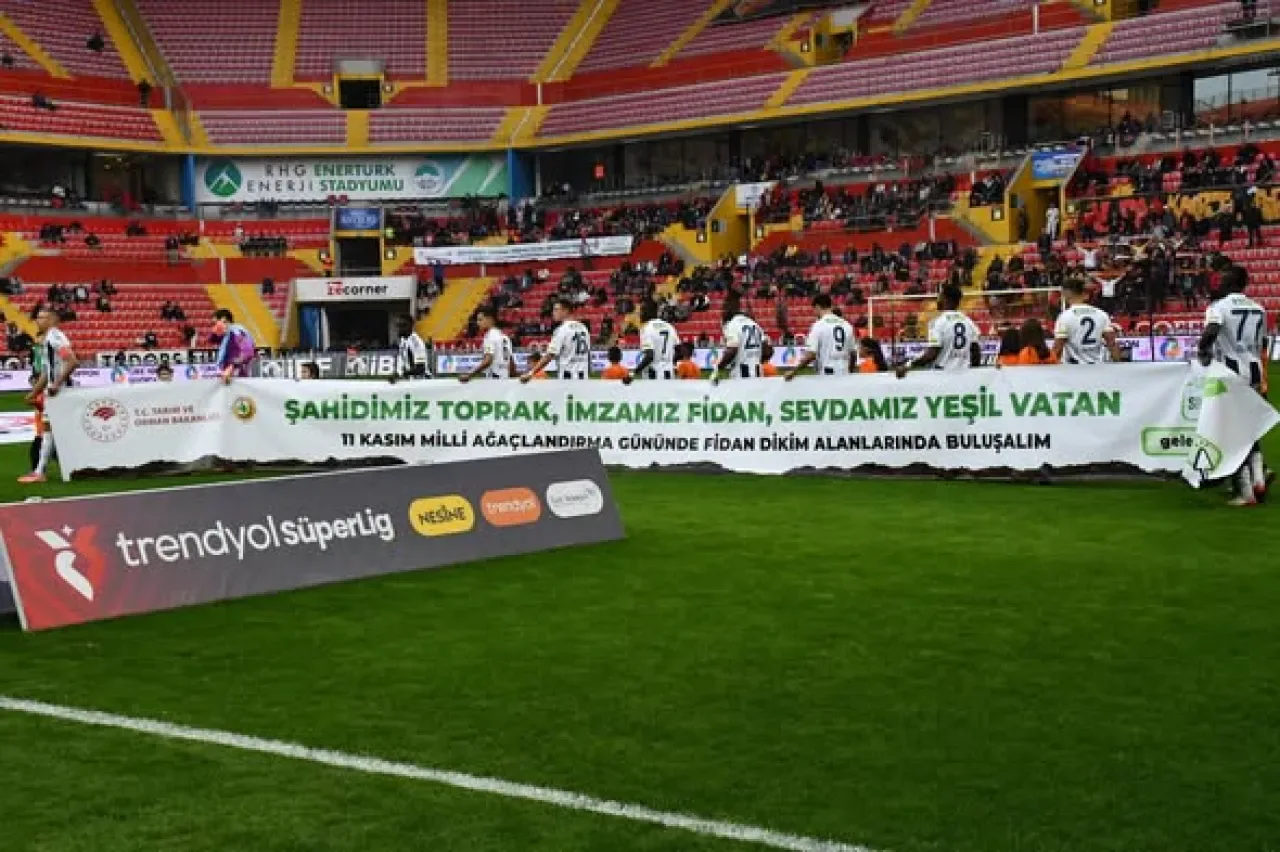Kayseri'de Futbolcular Geleceğe Nefes Olmak İçin Sahaya Çıktı Kayseri'de Futbolcular Geleceğe Nefes Olmak İçin Sahaya Çıktı