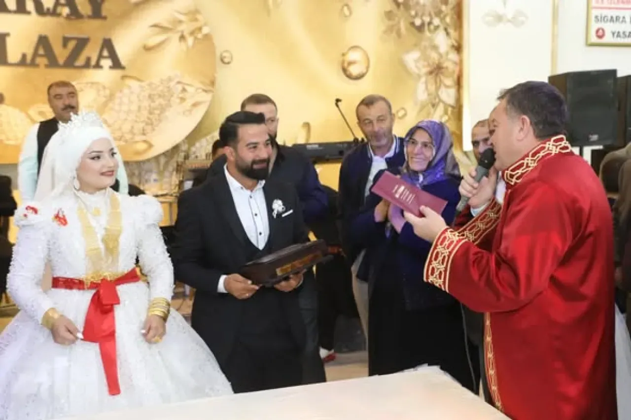 Nizip Belediye Başkanı Ali Doğan, Sema ve Faruk Çiftinin Nikahını Kıydı Nizip Belediye Başkanı Ali Doğan, Sema ve Faruk Çiftinin Nikahını Kıydı