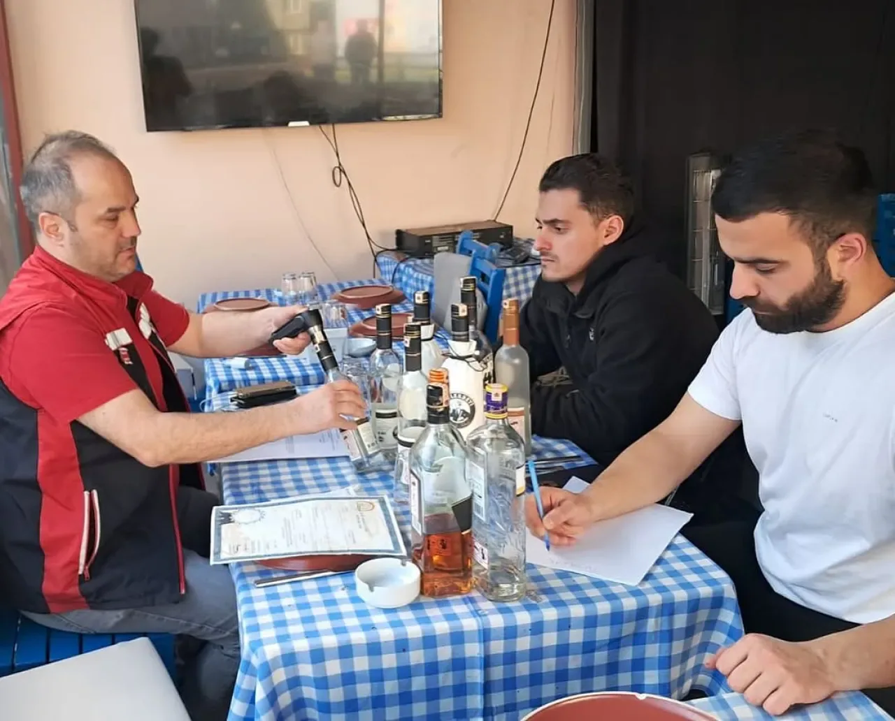 Beşiktaş'ta Sahte ve Kaçak Alkole Sıkı Denetim Beşiktaş'ta Sahte ve Kaçak Alkole Sıkı Denetim