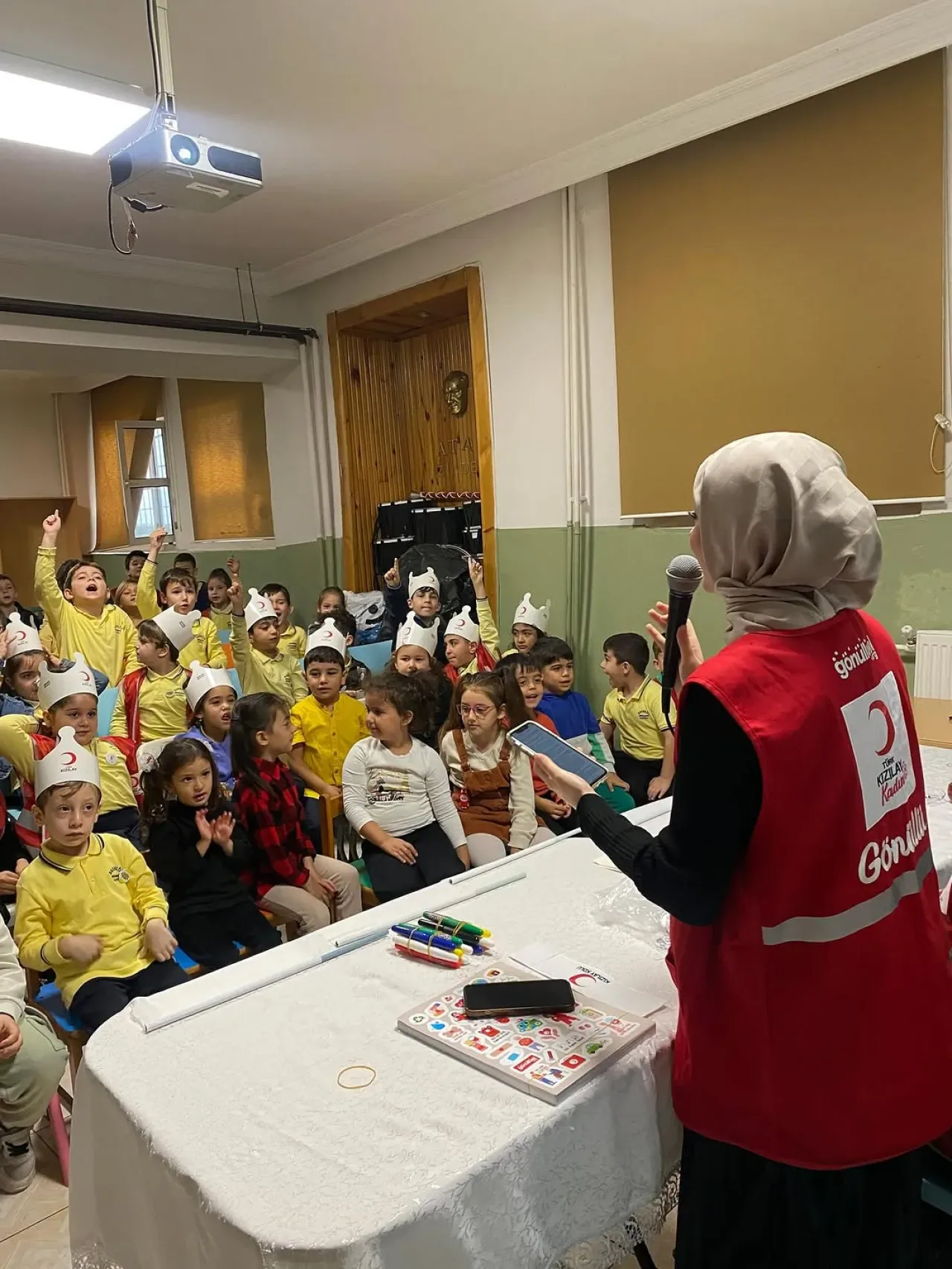 Genç Kızılay Bakırköy, Kızılay Haftası'nda Behramağa İlkokulu'nda Etkinlik Düzenledi Genç Kızılay Bakırköy, Kızılay Haftası'nda Behramağa İlkokulu'nda Etkinlik Düzenledi