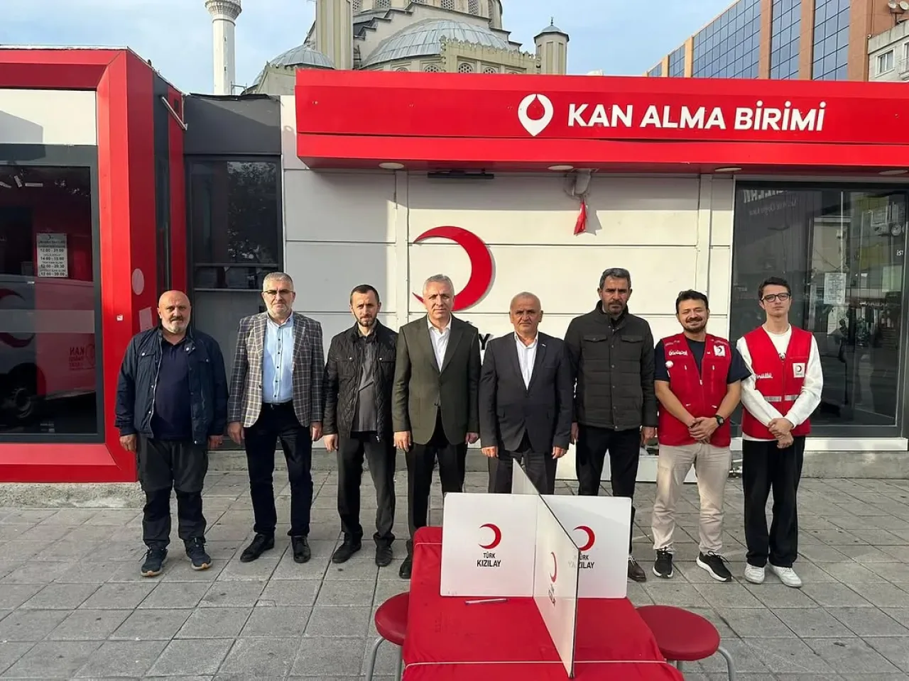 Türk Kızılay Esenler'de Kan Bağışı Kampanyasına Siyasi Partilerden Destek Türk Kızılay Esenler'de Kan Bağışı Kampanyasına Siyasi Partilerden Destek
