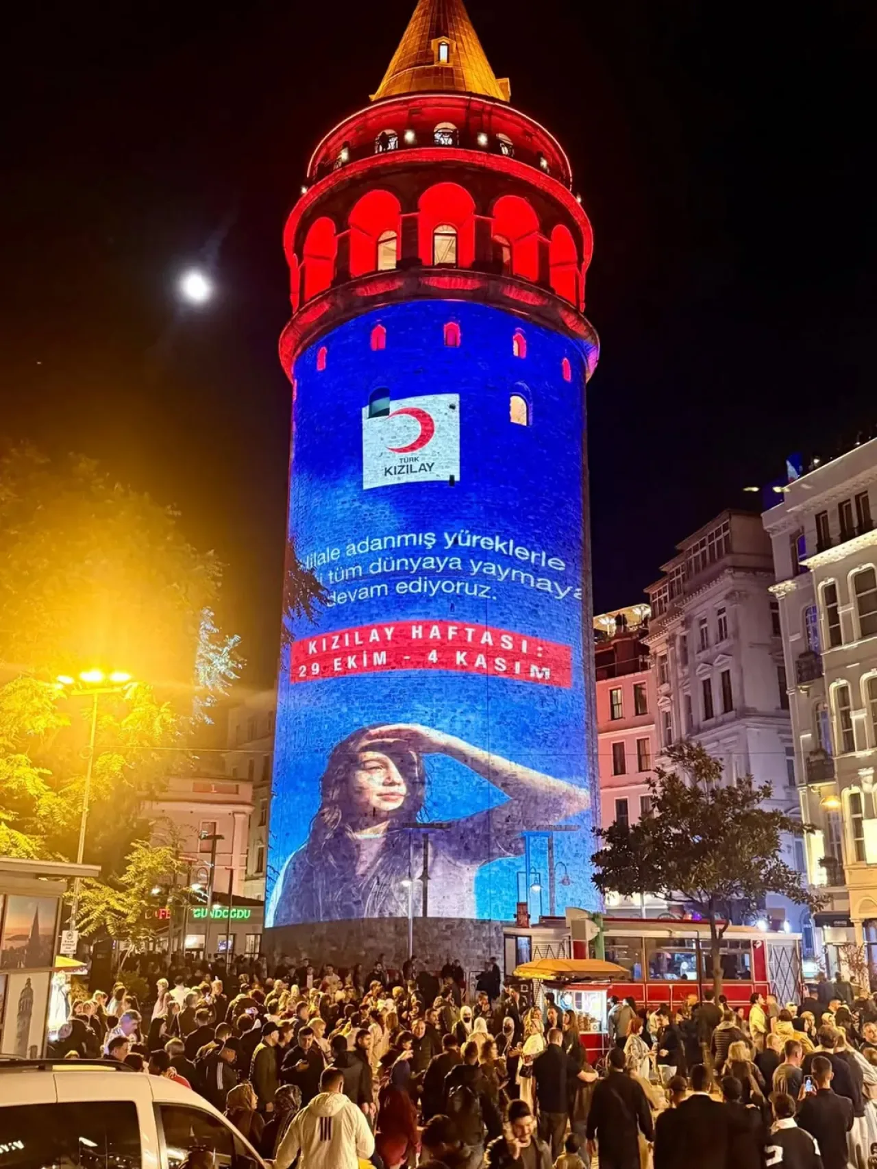 Türk Kızılayı'nın Hilali Galata Kulesi'nde Işıl Işıl Parladı Türk Kızılayı'nın Hilali Galata Kulesi'nde Işıl Işıl Parladı
