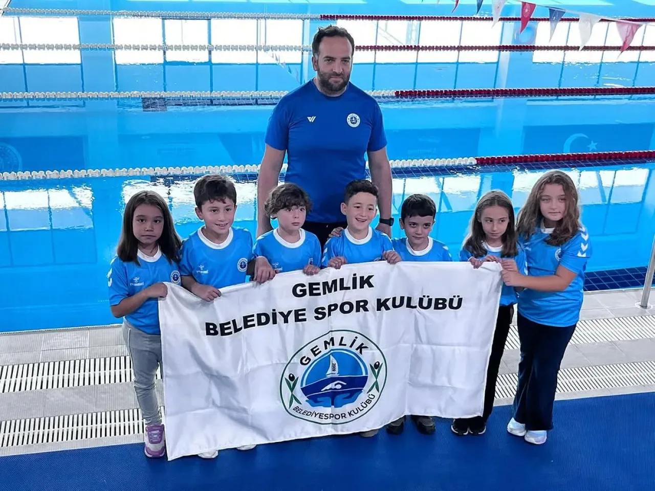 Gemlik Belediyesporlu Minik Yüzücülerden Cumhuriyet Coşkusuna Anlamlı Katılım Gemlik Belediyesporlu Minik Yüzücülerden Cumhuriyet Coşkusuna Anlamlı Katılım