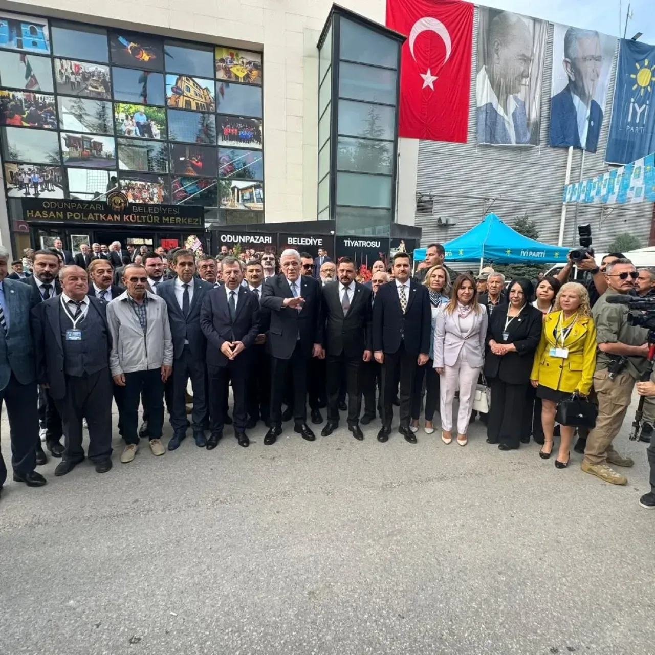 İYİ Parti'de Eskişehir İl Kongresi: Serdar Ulucan Yeniden Başkan Seçildi İYİ Parti'de Eskişehir İl Kongresi: Serdar Ulucan Yeniden Başkan Seçildi
