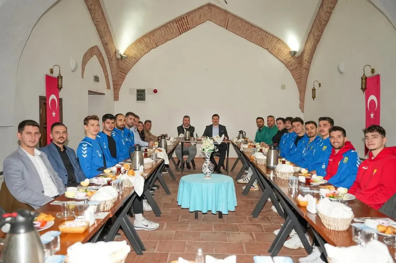 Yenişehir Belediyespor Voleybol Takımı, Önemli Maç Öncesi Motivasyon Kahvaltısında Buluştu Yenişehir Belediyespor Voleybol Takımı, Önemli Maç Öncesi Motivasyon Kahvaltısında Buluştu