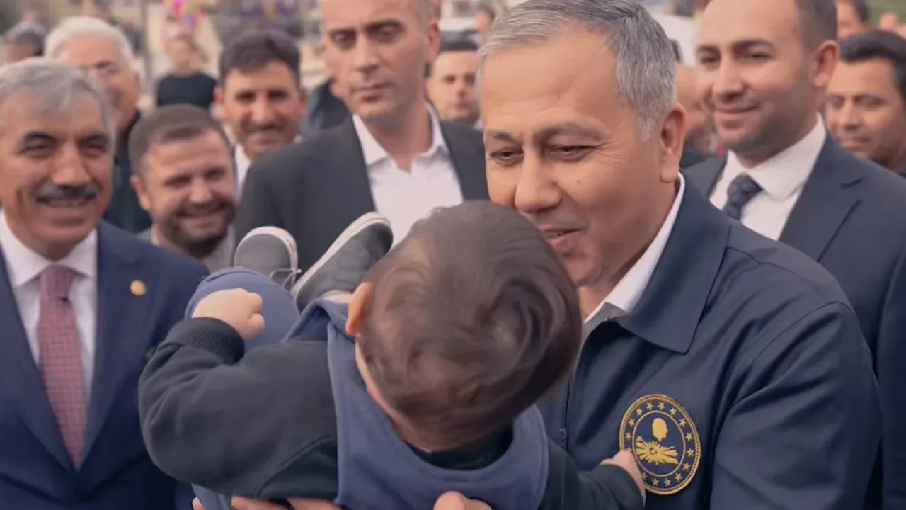 İçişleri Bakanı Ali Yerlikaya, Kilis'te Esnaf ve Vatandaşlarla Buluştu İçişleri Bakanı Ali Yerlikaya, Kilis'te Esnaf ve Vatandaşlarla Buluştu