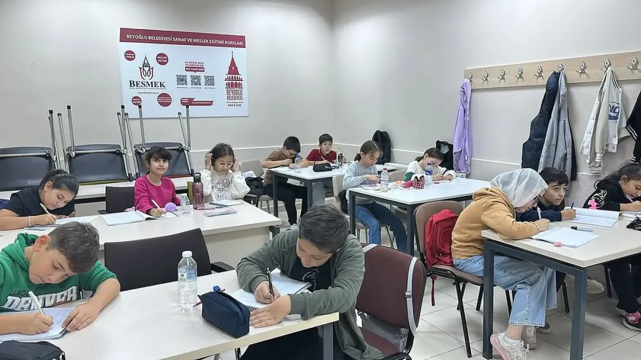 Beyoğlu'nda Ortaokul Öğrencilerine Ücretsiz Matematik ve İngilizce Takviye Kursu Beyoğlu'nda Ortaokul Öğrencilerine Ücretsiz Matematik ve İngilizce Takviye Kursu