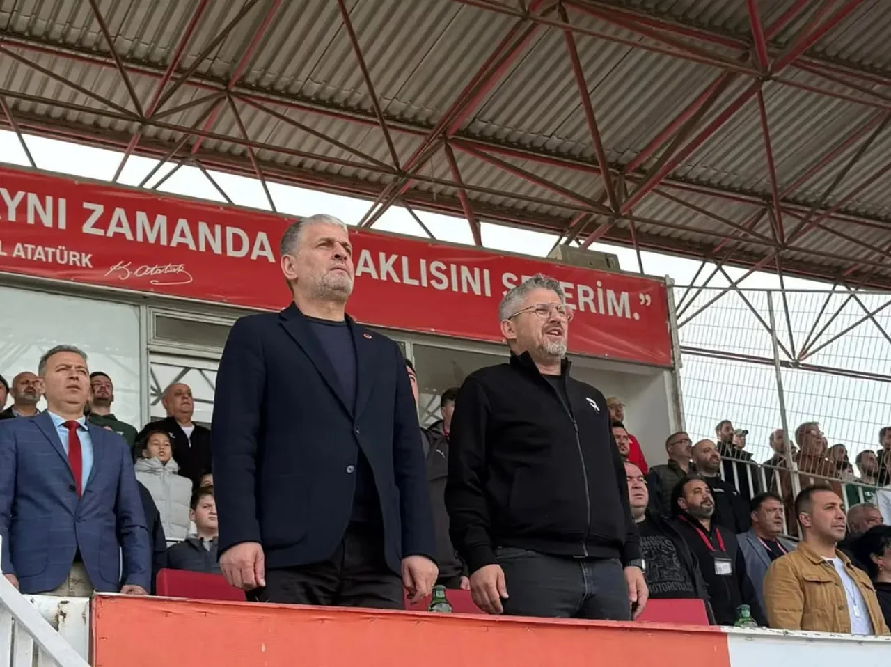 Saadet Partisi Bursa İl Başkanı Hamza Gürsel, Gemlikspor - İznikspor Derbisini Tribünlerde Takip Etti Saadet Partisi Bursa İl Başkanı Hamza Gürsel, Gemlikspor - İznikspor Derbisini Tribünlerde Takip Etti