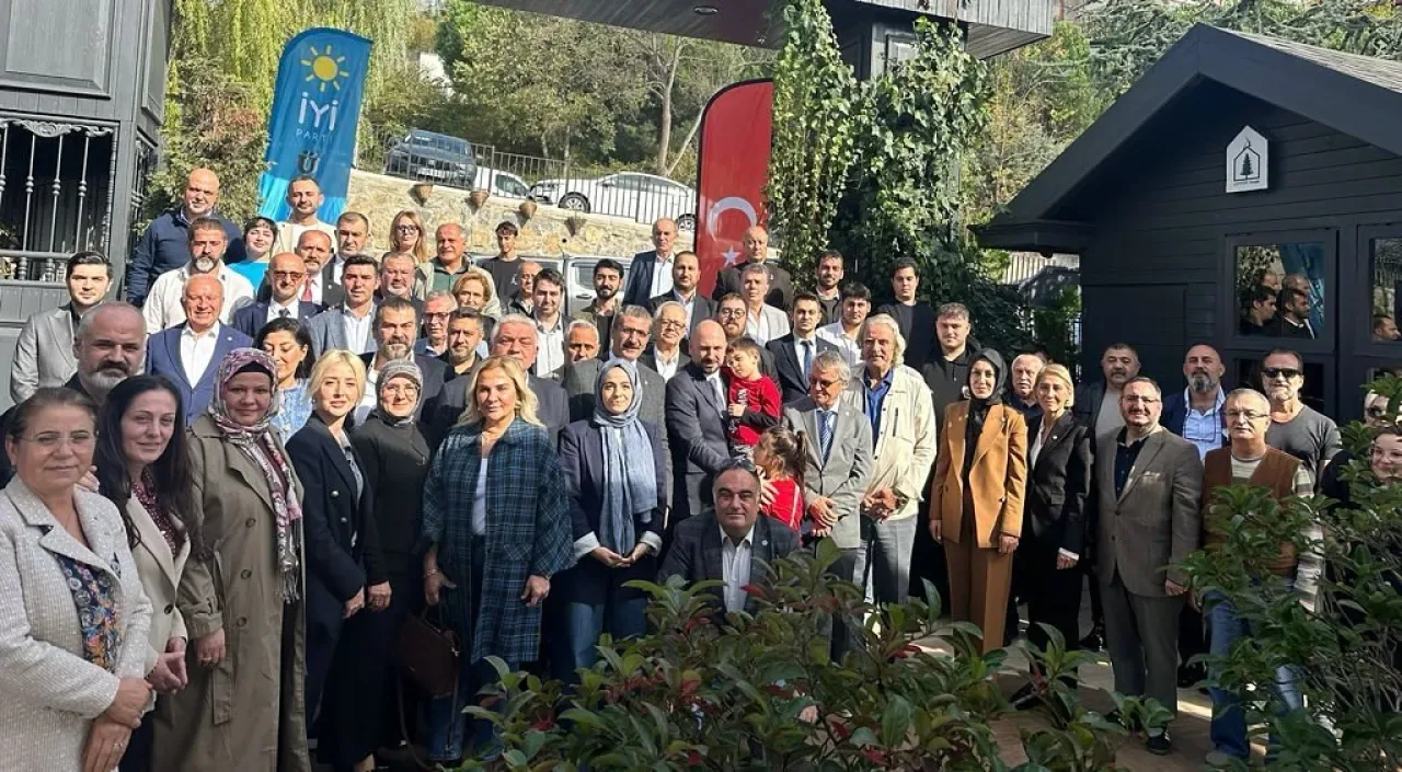 İYİ Parti'de Üsküdar İlçe Başkanlığı Görev Devri Gerçekleşti İYİ Parti'de Üsküdar İlçe Başkanlığı Görev Devri Gerçekleşti