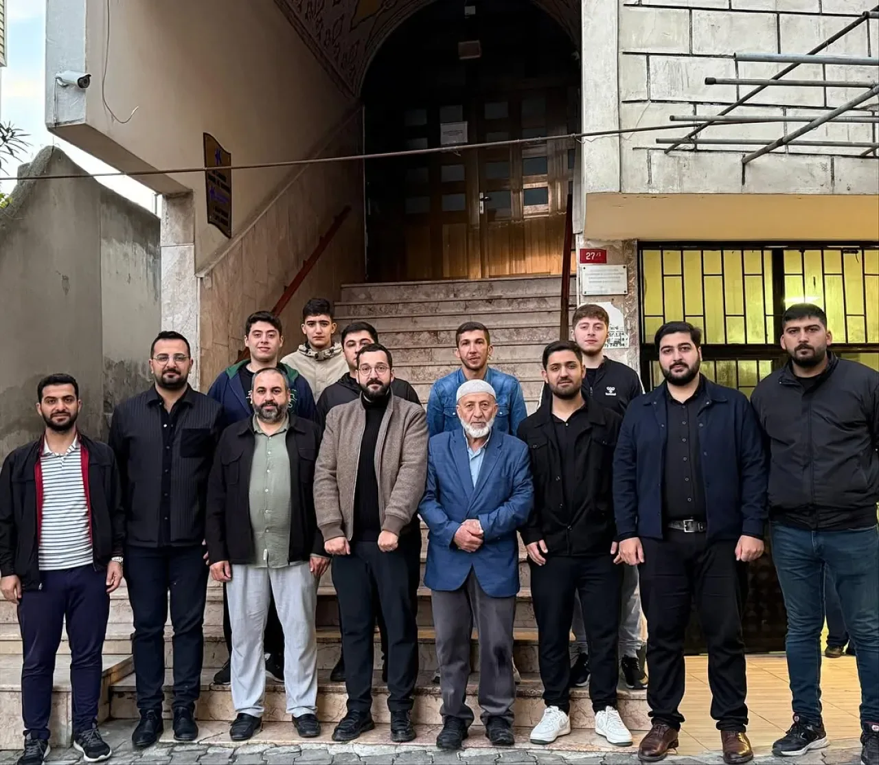 Küçükçekmece'de Gençler Uhuvvet Camii'nde Sabah Namazında Buluştu Küçükçekmece'de Gençler Uhuvvet Camii'nde Sabah Namazında Buluştu