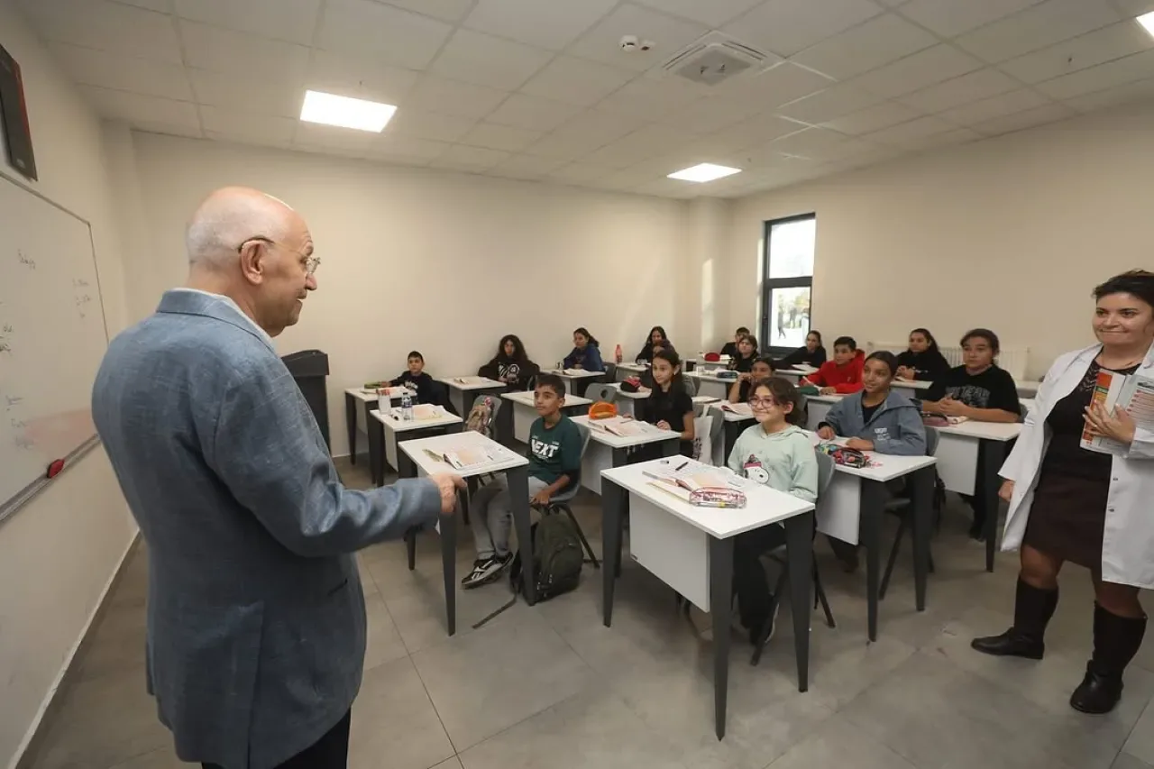 Yenimahalle Belediyesi Cumhuriyet Akademisi, Gençlere Ücretsiz Eğitim ve Öğretmenlere İstihdam Sağlıyor Yenimahalle Belediyesi Cumhuriyet Akademisi, Gençlere Ücretsiz Eğitim ve Öğretmenlere İstihdam Sağlıyor