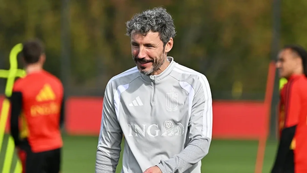 Van Bommel: "Türkiye maçını kazanmak için her şeyi yapacağız, Trossard oynayacak, Lavia başlamayacak" Van Bommel: "Türkiye maçını kazanmak için her şeyi yapacağız, Trossard oynayacak, Lavia başlamayacak"