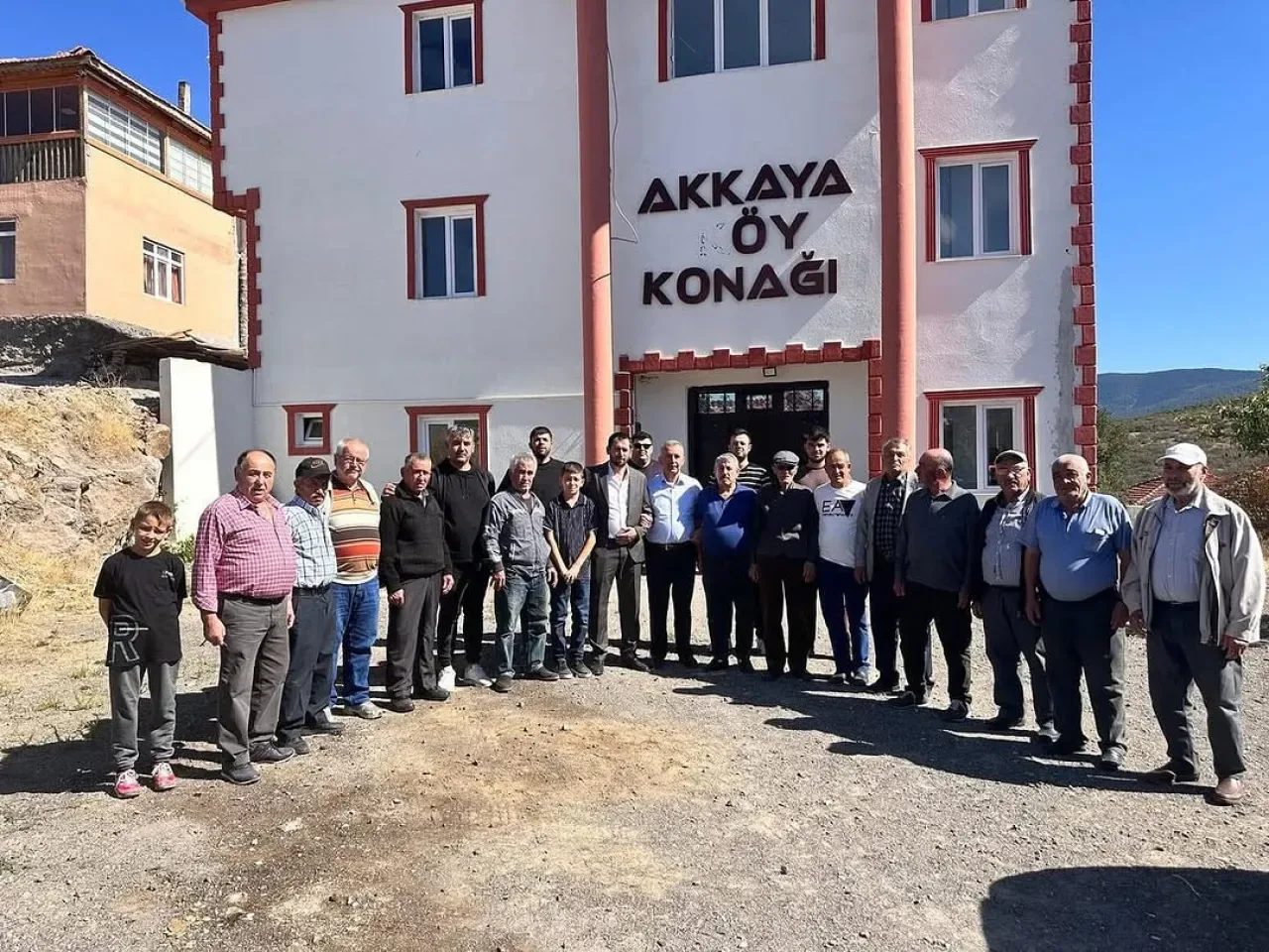 Çamlıdere'de Akkaya Köyü Konağı Çevresine Taş Duvar Yapıldı Çamlıdere'de Akkaya Köyü Konağı Çevresine Taş Duvar Yapıldı