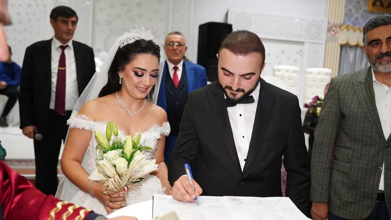 Cumhuriyet Halk Partisi'nden Tuncay Telci ve Esin Telci'nin Düğün Töreni Cumhuriyet Halk Partisi'nden Tuncay Telci ve Esin Telci'nin Düğün Töreni
