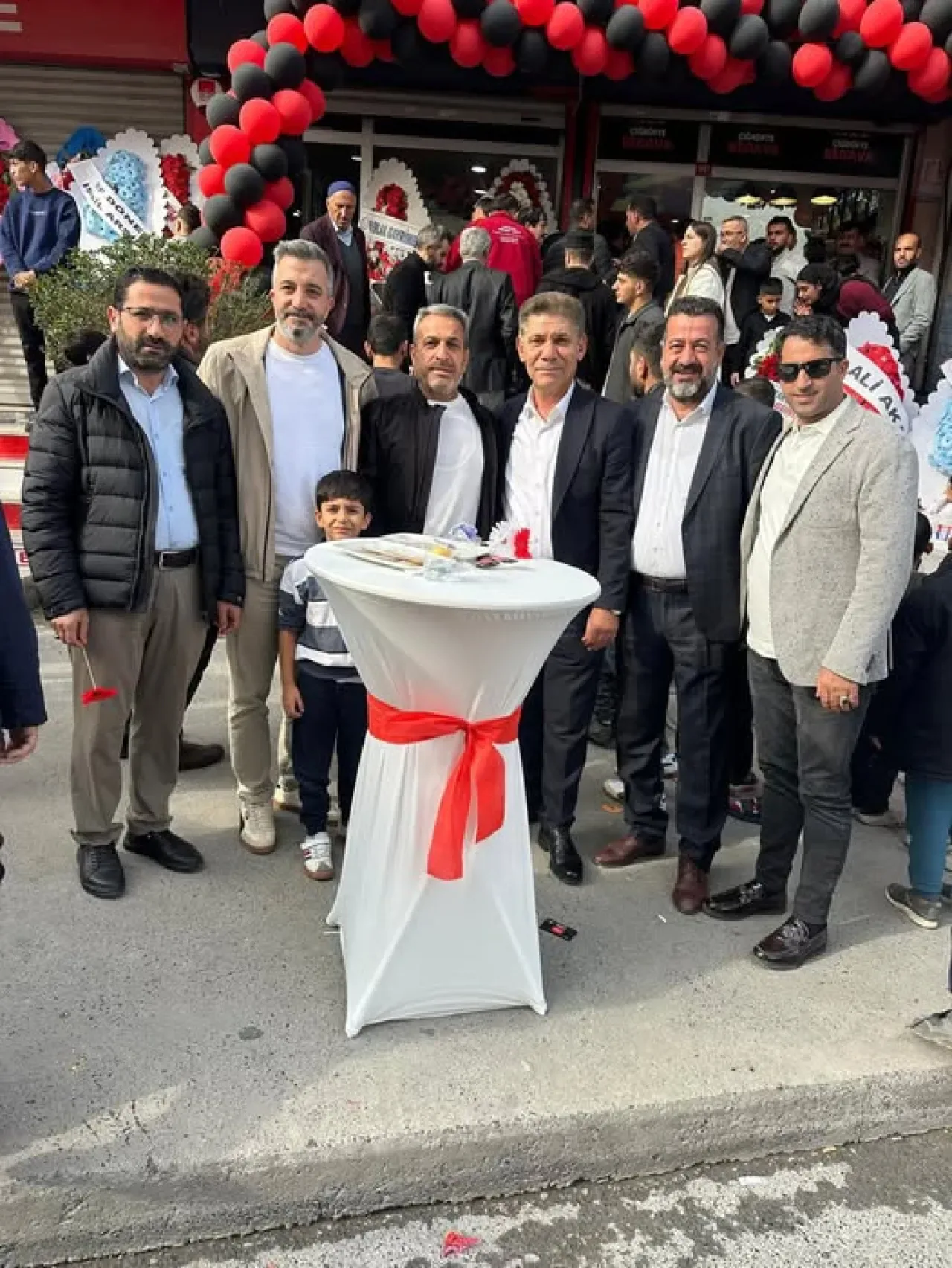 Arnavutköy'de Yeni Açılan Çiğ Köfte İşletmesine AK Parti'den Ziyaret Arnavutköy'de Yeni Açılan Çiğ Köfte İşletmesine AK Parti'den Ziyaret