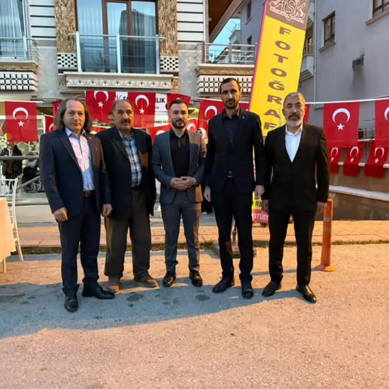 AK Partili İsimlerden Asker Uğurlaması: Kadir Karapınar ve Beraberindekiler Kazım Yılmaz Kurt'un Kınasına Katıldı AK Partili İsimlerden Asker Uğurlaması: Kadir Karapınar ve Beraberindekiler Kazım Yılmaz Kurt'un Kınasına Katıldı