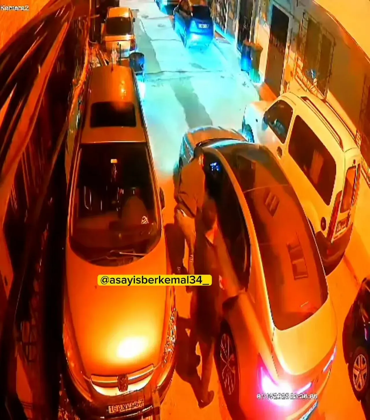 Bursa'da Mahalle Arasında Havai Fişek Ateşlenip Kaçıldı Bursa'da Mahalle Arasında Havai Fişek Ateşlenip Kaçıldı