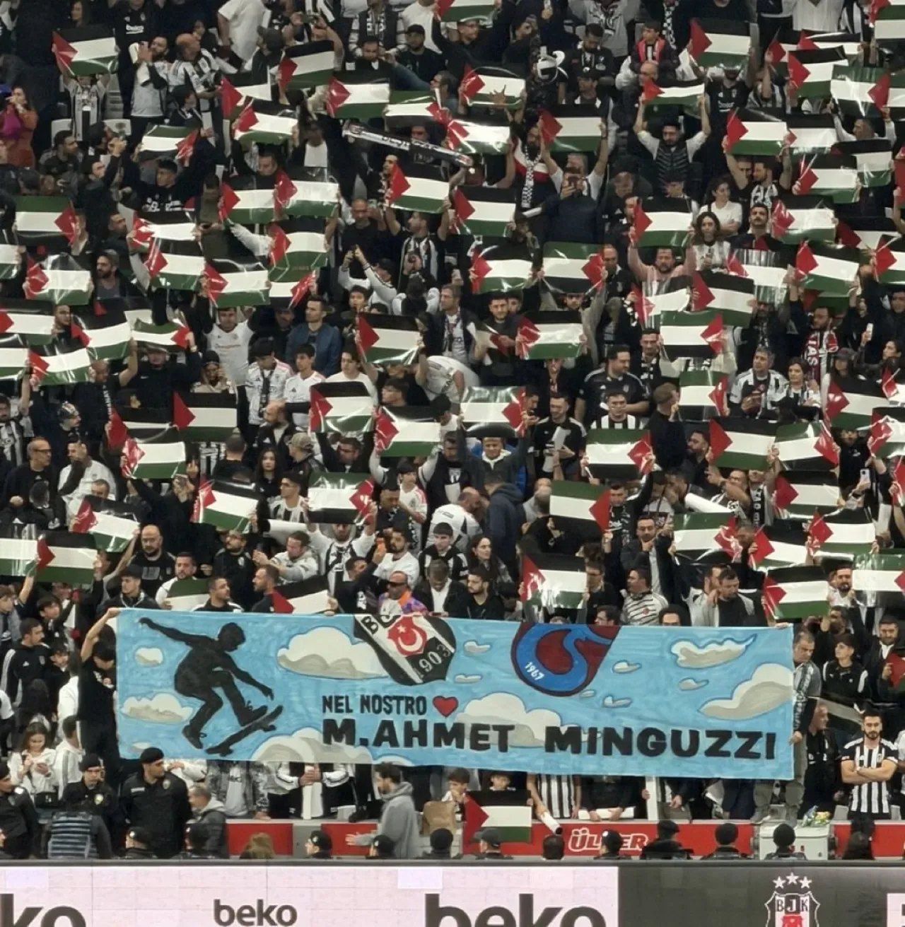 Beşiktaş Taraftarlarından Pankartlı Protesto Beşiktaş Taraftarlarından Pankartlı Protesto