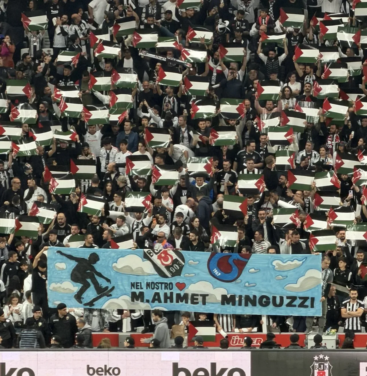 Beşiktaş Taraftarından Trabzonspor'a Pankartlı Tepki Beşiktaş Taraftarından Trabzonspor'a Pankartlı Tepki