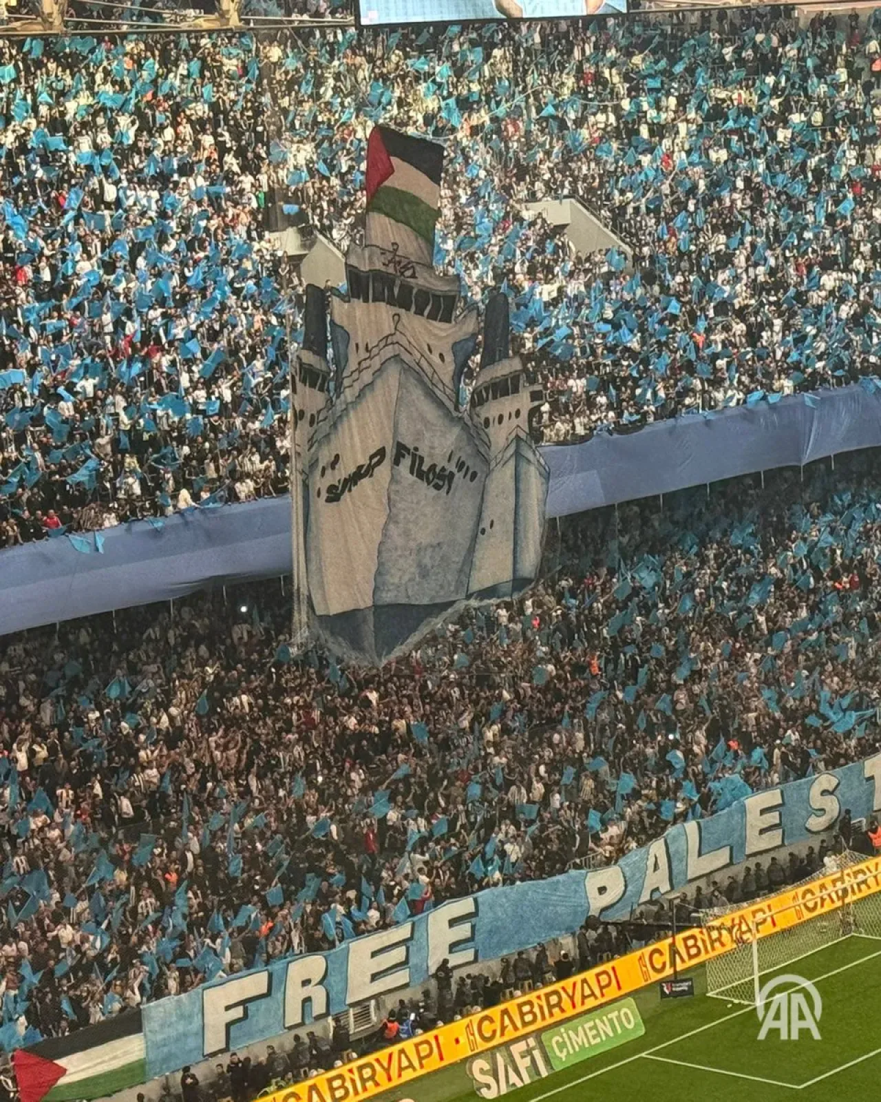 Beşiktaş Taraftarlarından Çarpıcı Filistin Koreografisi Beşiktaş Taraftarlarından Çarpıcı Filistin Koreografisi