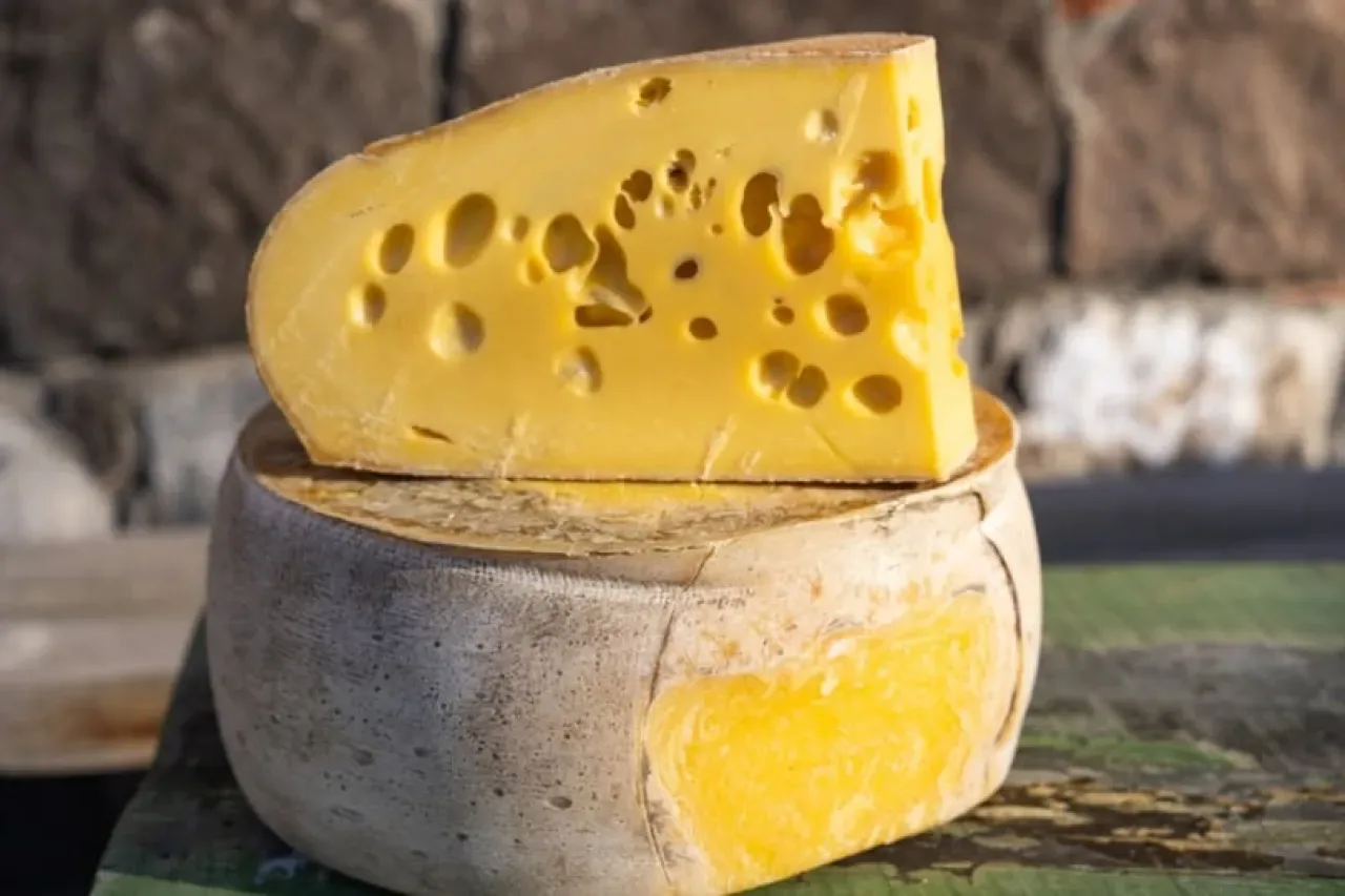 Gravyer Peyniri: Özellikleri, Kullanım Alanları ve Lezzet Dünyasındaki Yeri Gravyer Peyniri: Özellikleri, Kullanım Alanları ve Lezzet Dünyasındaki Yeri