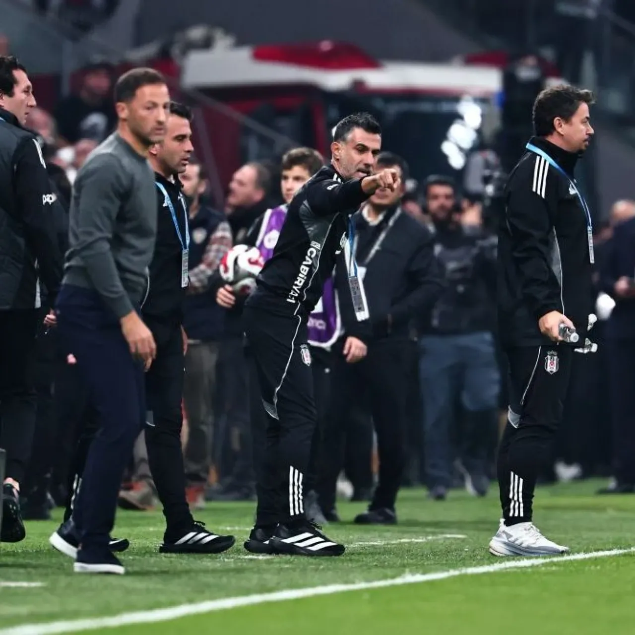 Beşiktaş Antrenöründen Hakem Kararlarına Sert Tepki: "Kural Her Takıma Aynı mı Uygulanıyor?" Beşiktaş Antrenöründen Hakem Kararlarına Sert Tepki: "Kural Her Takıma Aynı mı Uygulanıyor?"