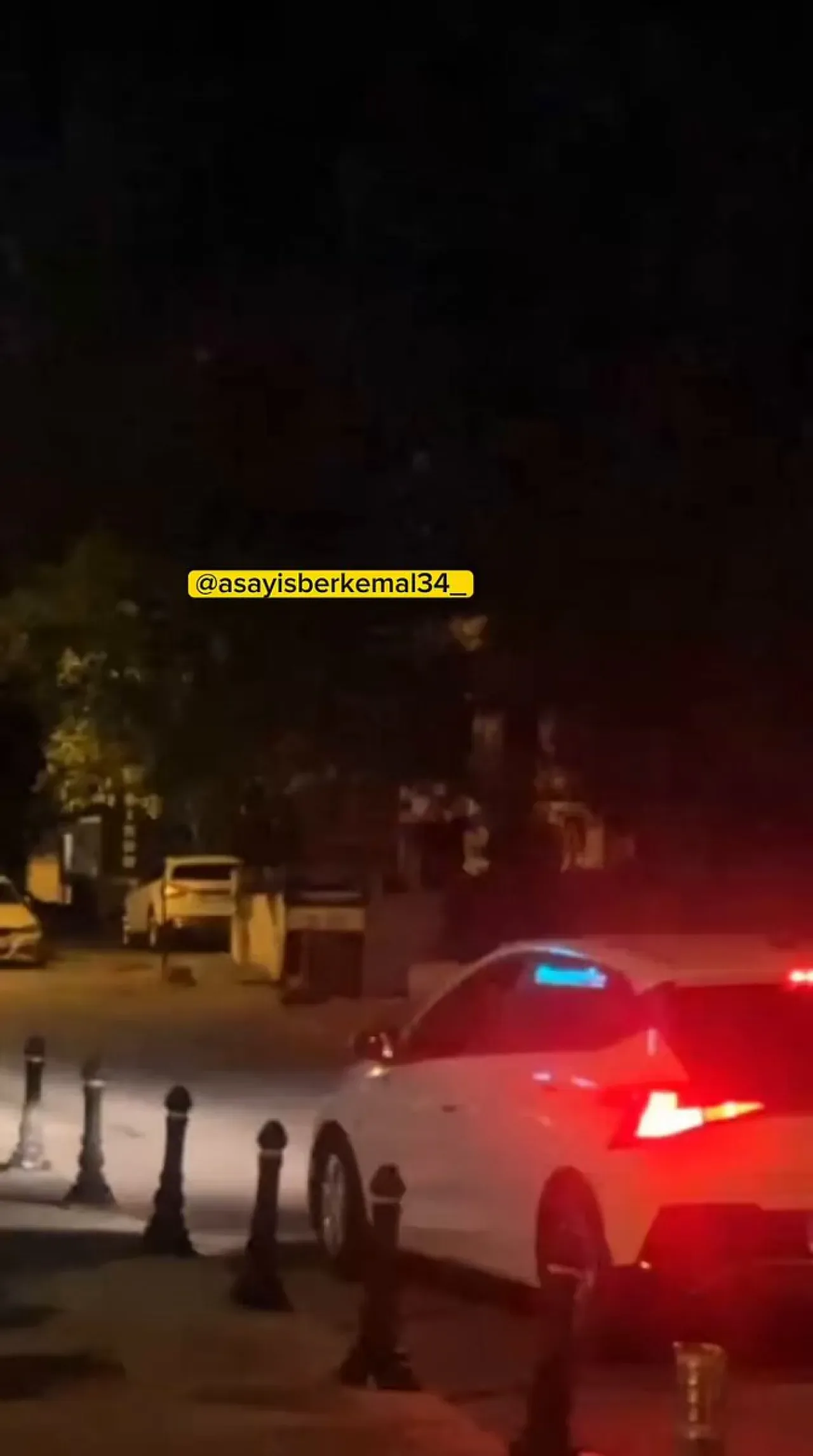 İstanbul'da Unutulan El Freni: Kavga Edeyim Derken Araba Dubaya Çarptı İstanbul'da Unutulan El Freni: Kavga Edeyim Derken Araba Dubaya Çarptı