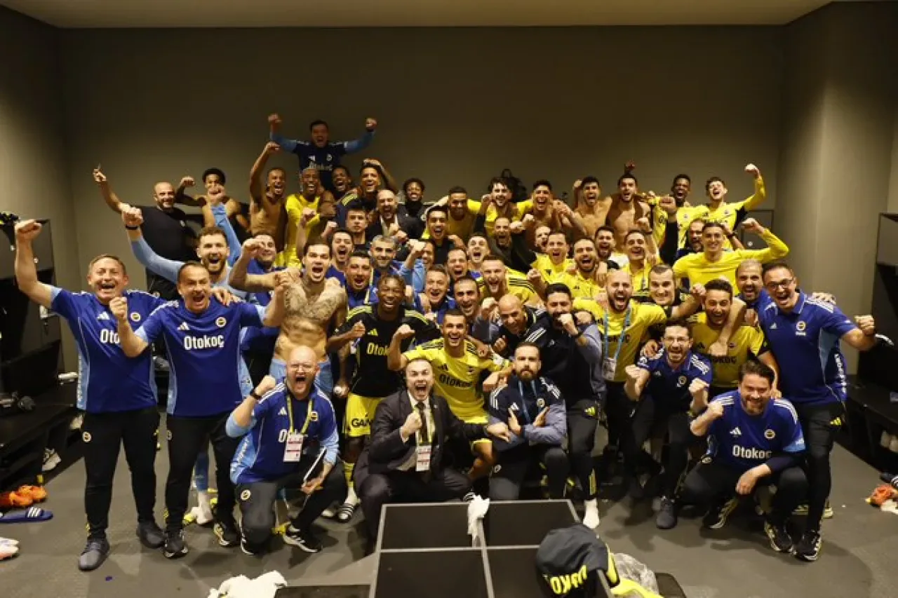 Fenerbahçe, Zorlu Derbide Beşiktaş'ı Mağlup Etti Fenerbahçe, Zorlu Derbide Beşiktaş'ı Mağlup Etti