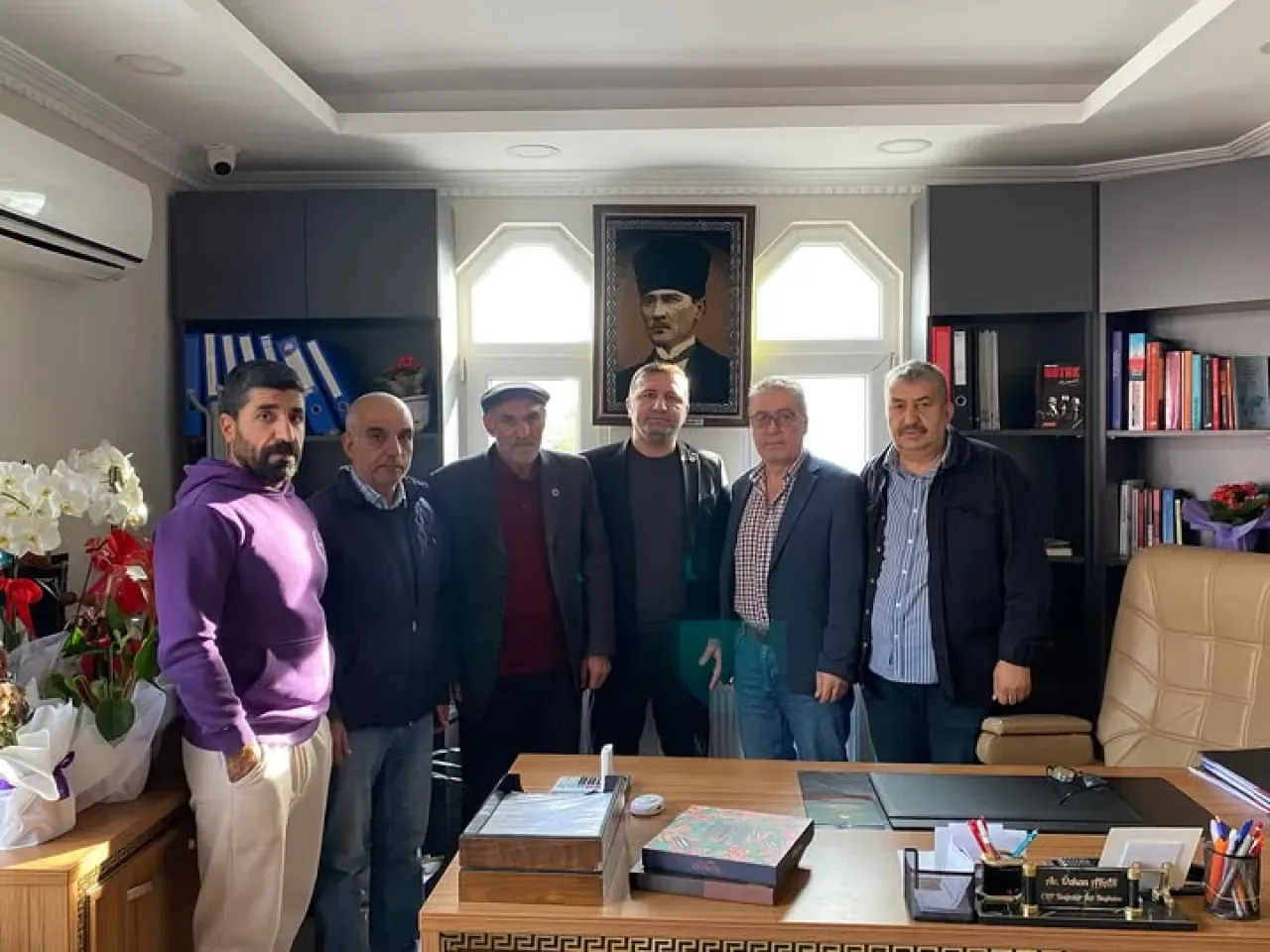 CHP Bağcılar'da Geçmiş ve Gelecek Buluşması: İlçe Başkanı Akar'a Ziyaret CHP Bağcılar'da Geçmiş ve Gelecek Buluşması: İlçe Başkanı Akar'a Ziyaret