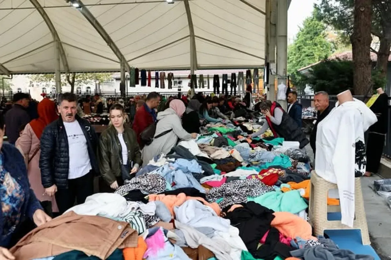 Nilüfer'de Ekonomik Alışveriş İmkânı Genişliyor: Yeni Giyim Pazarı Açıldı Nilüfer'de Ekonomik Alışveriş İmkânı Genişliyor: Yeni Giyim Pazarı Açıldı